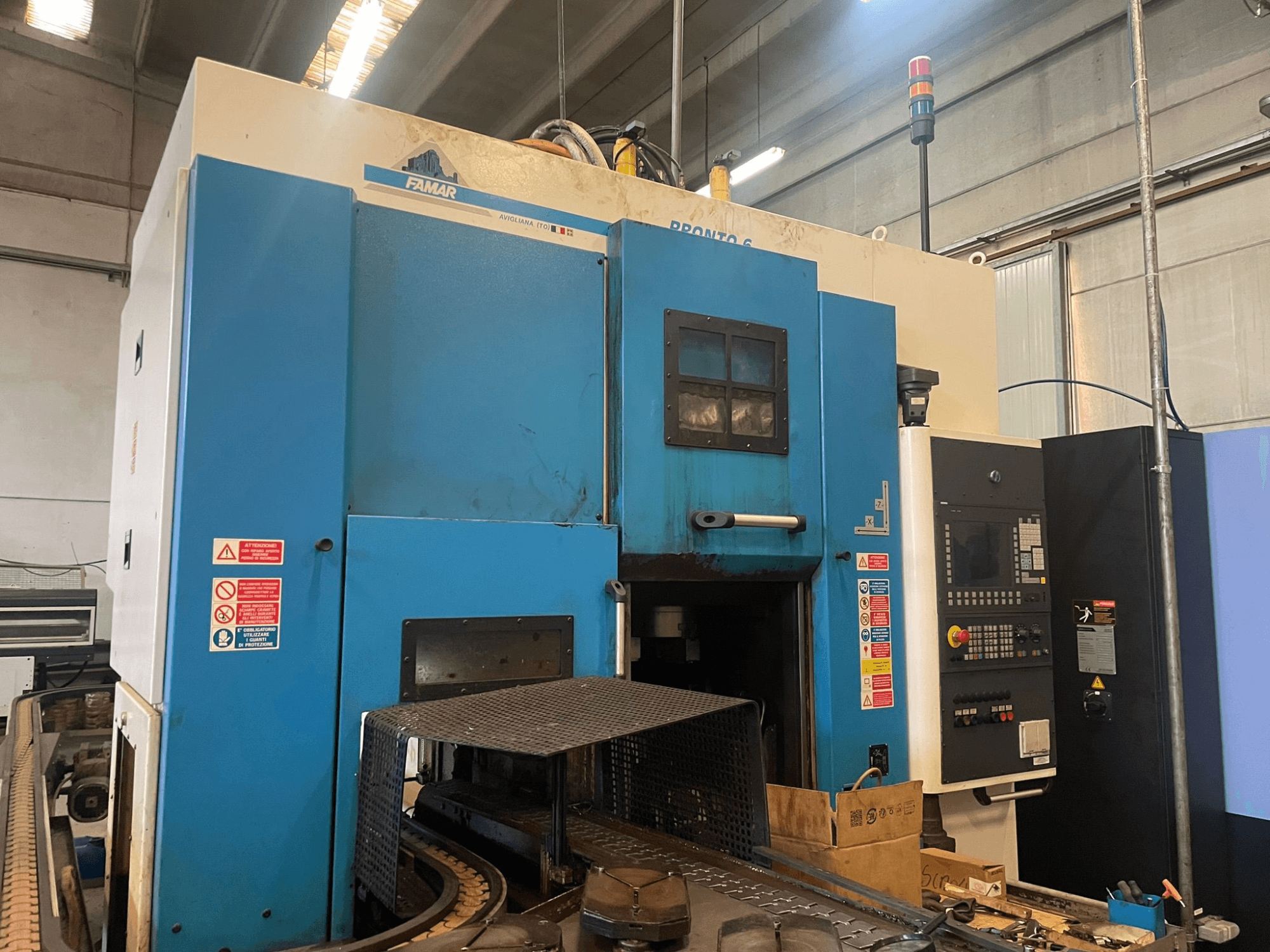 Vertikální soustruh Famar Pronto 6 v dílně, boční pohled, zobrazující ovládací panel, provozní prvky a bezpečnostní štítky.