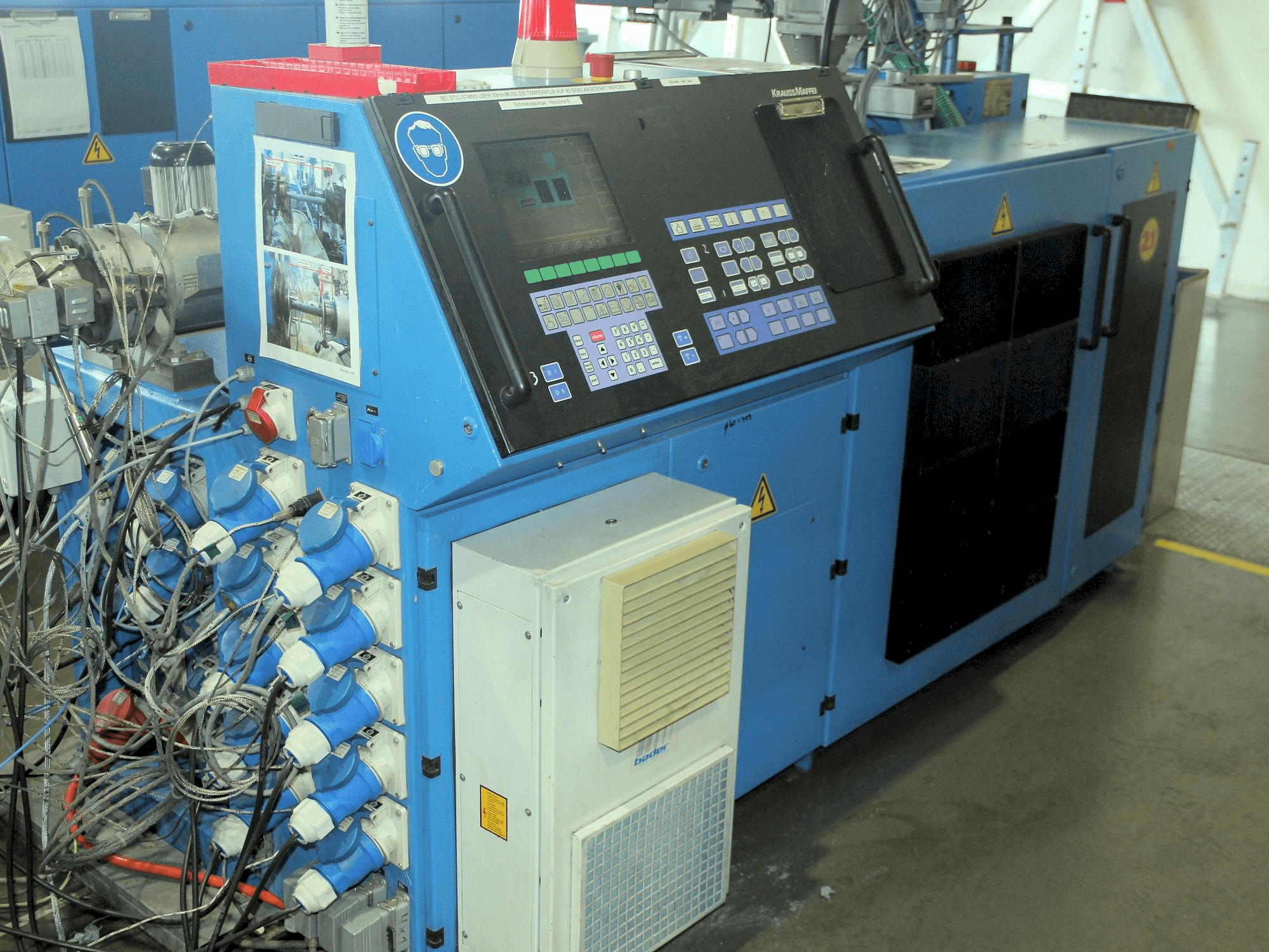 Čelní pohled na Krauss Maffei KME 1-75-30 B stroj