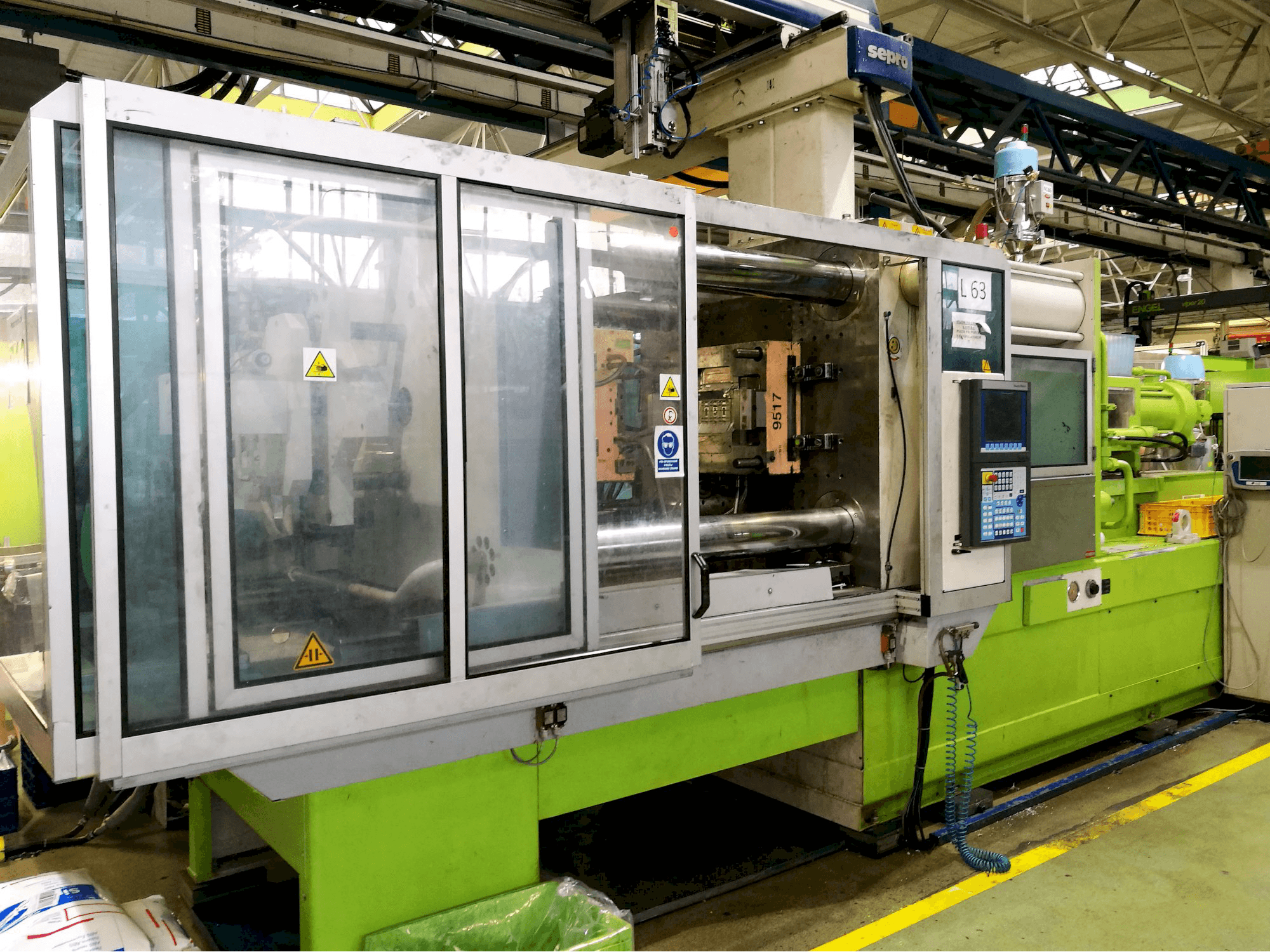 Levý pohled na Krauss Maffei 420-1900 C2 stroj