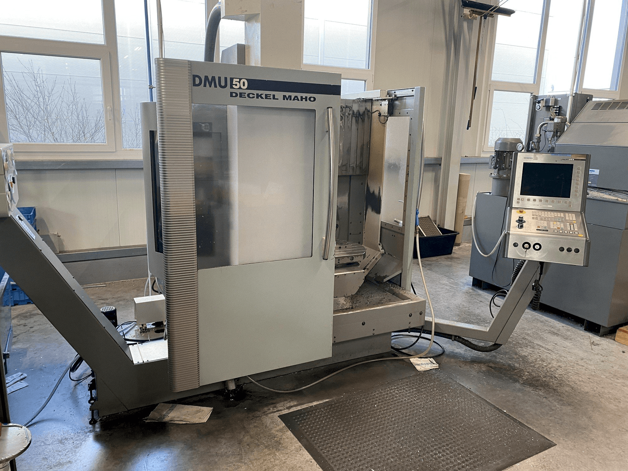 Čelní pohled na DECKEL MAHO DMU 50 stroj