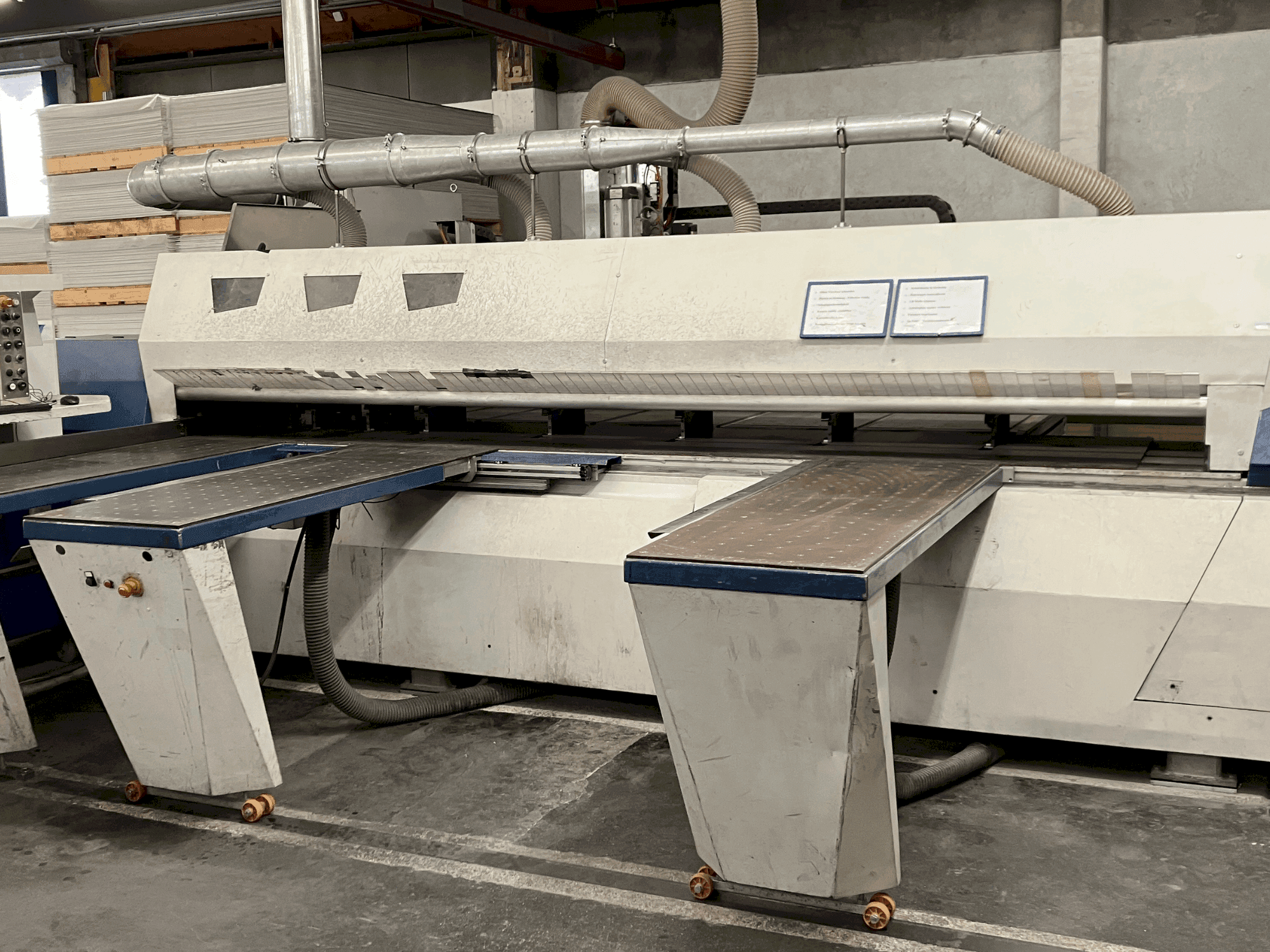 Čelní pohled na PANHANS 2006 stroj