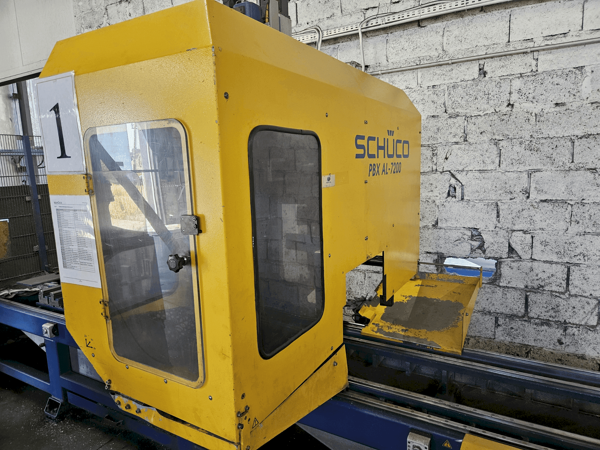 Čelní pohled na SCHÜCO PBX AL-7200 stroj