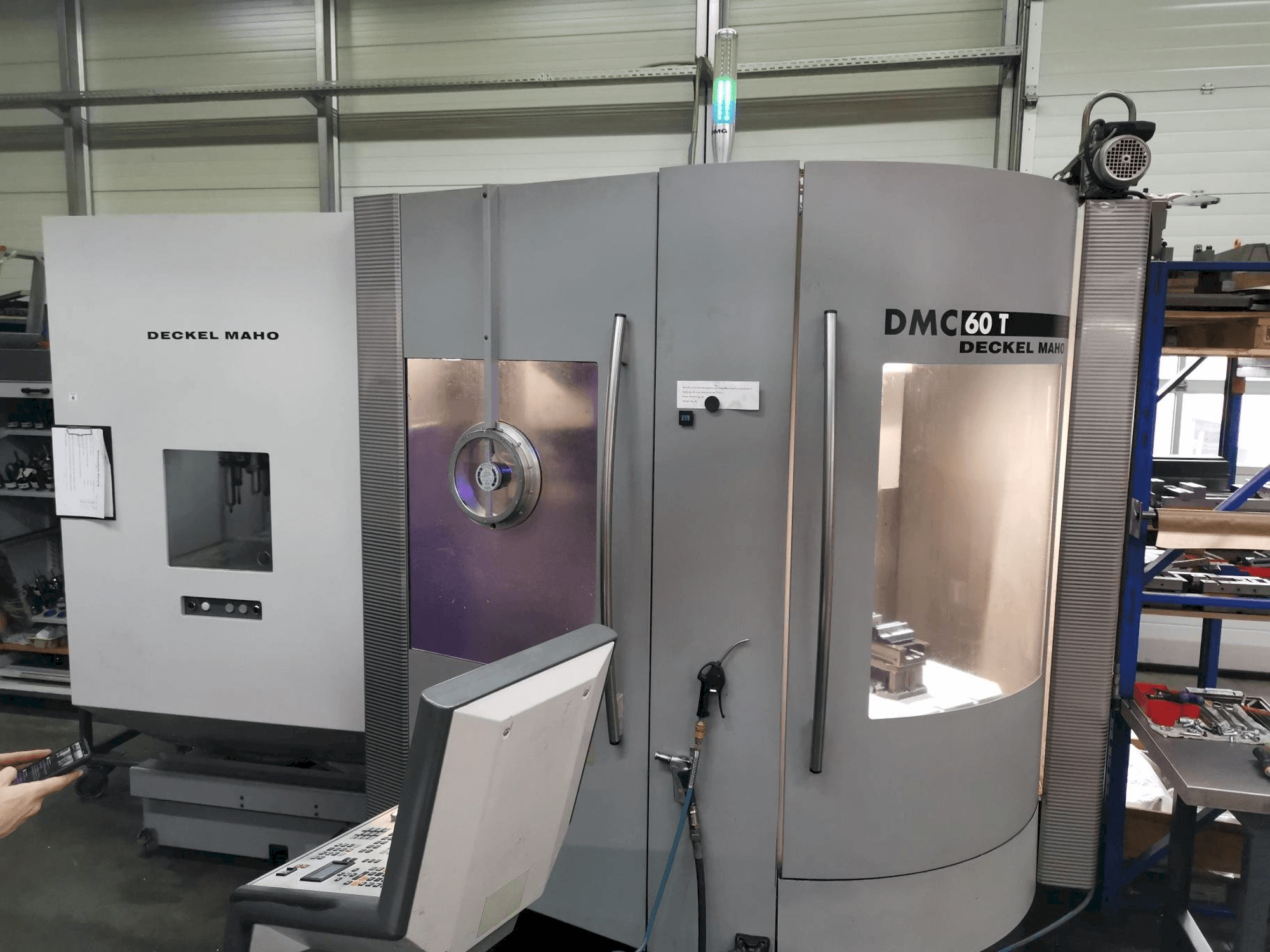 Čelní pohled na DECKEL MAHO DMC 60T stroj