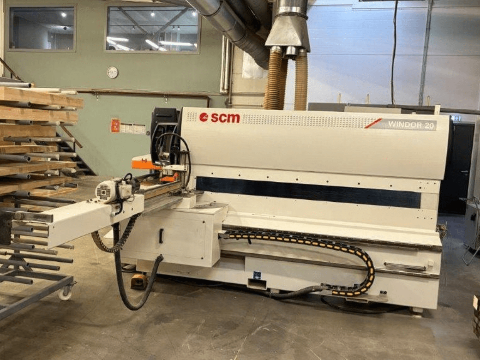Stroj na zpracování dřeva SCM Windor 20 v dílně, pohled zepředu, na kterém je vidět ovládací panel a podávací mechanismus.