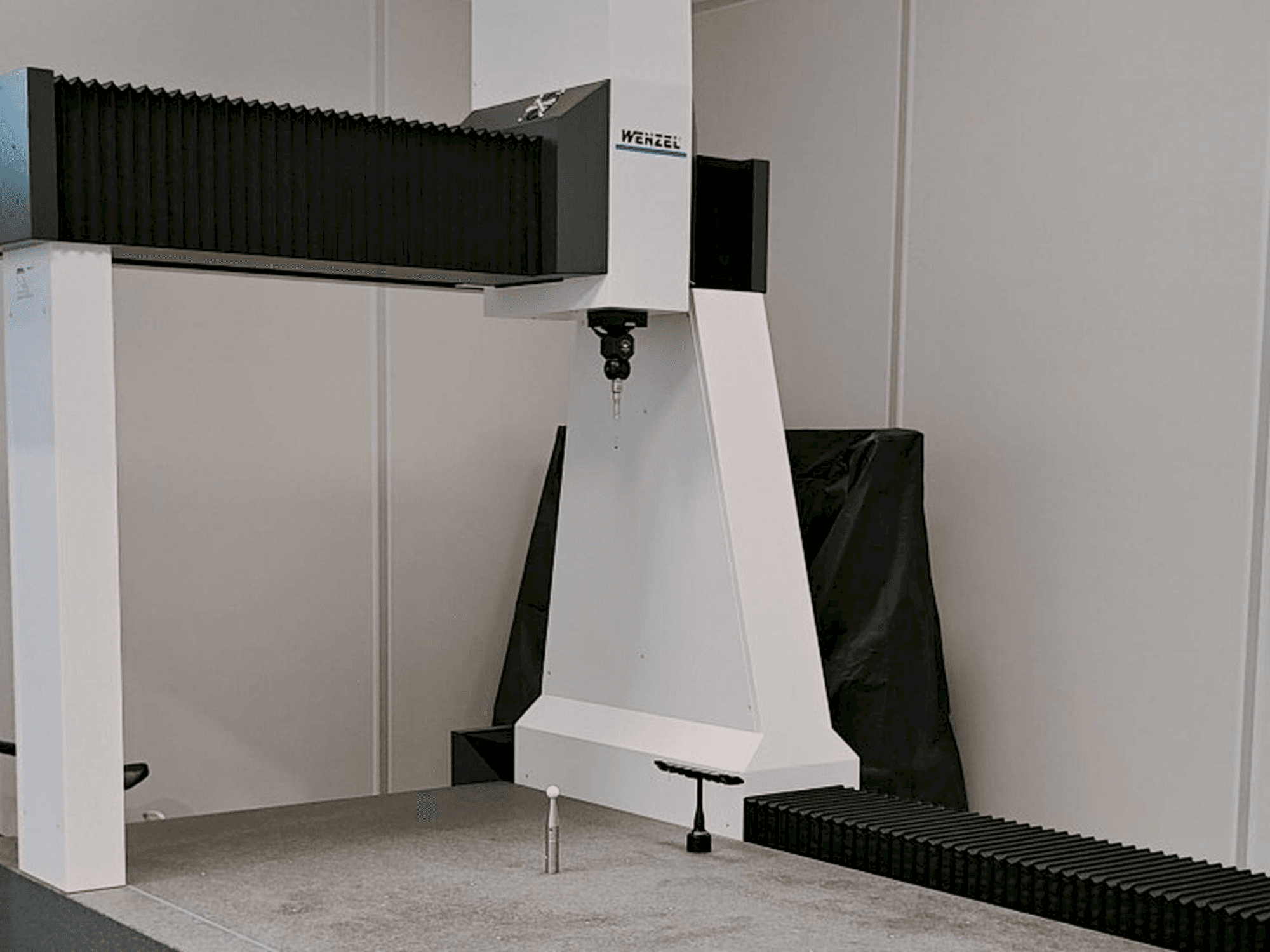 Čelní pohled na Wenzel LH 1010 stroj