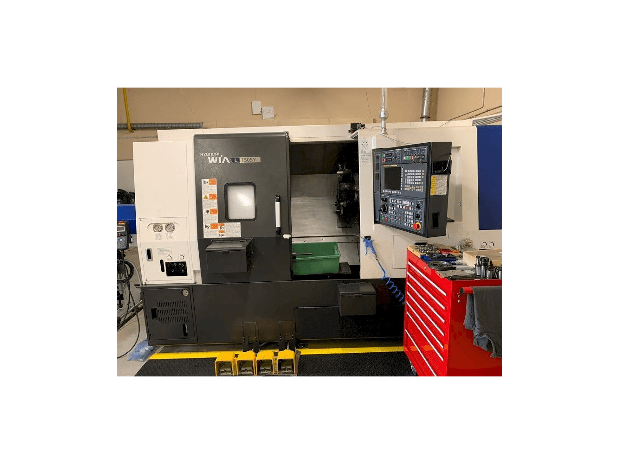 Čelní pohled na Hyundai Wia L150SY stroj