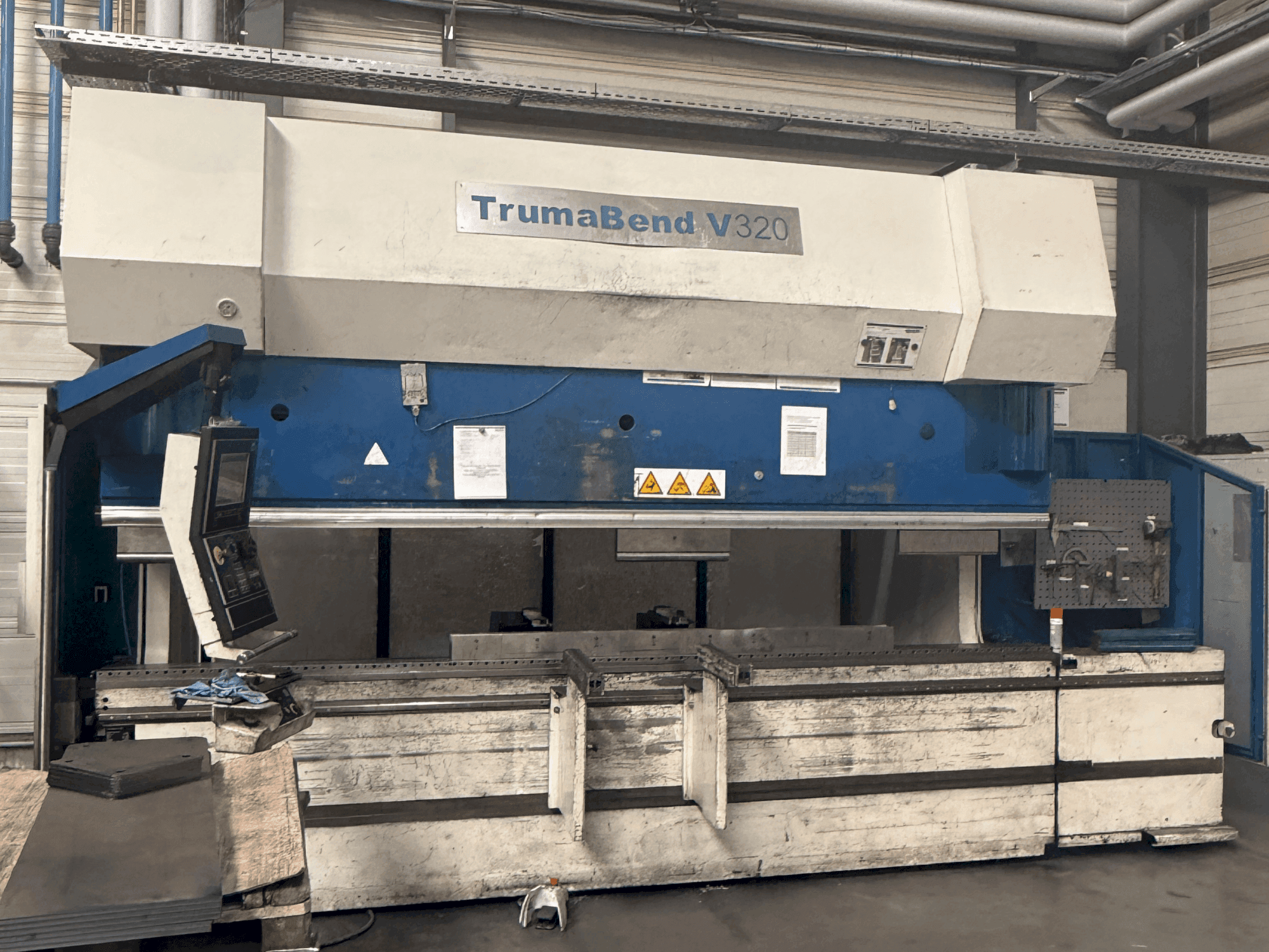 Čelní pohled na TRUMPF TrumaBend V320 stroj
