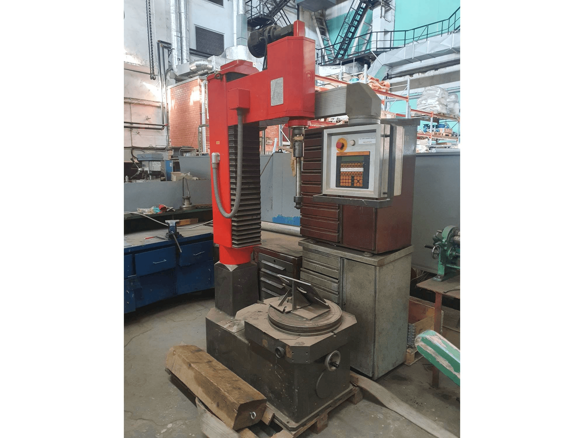 Čelní pohled na TAUMELUS III N stroj