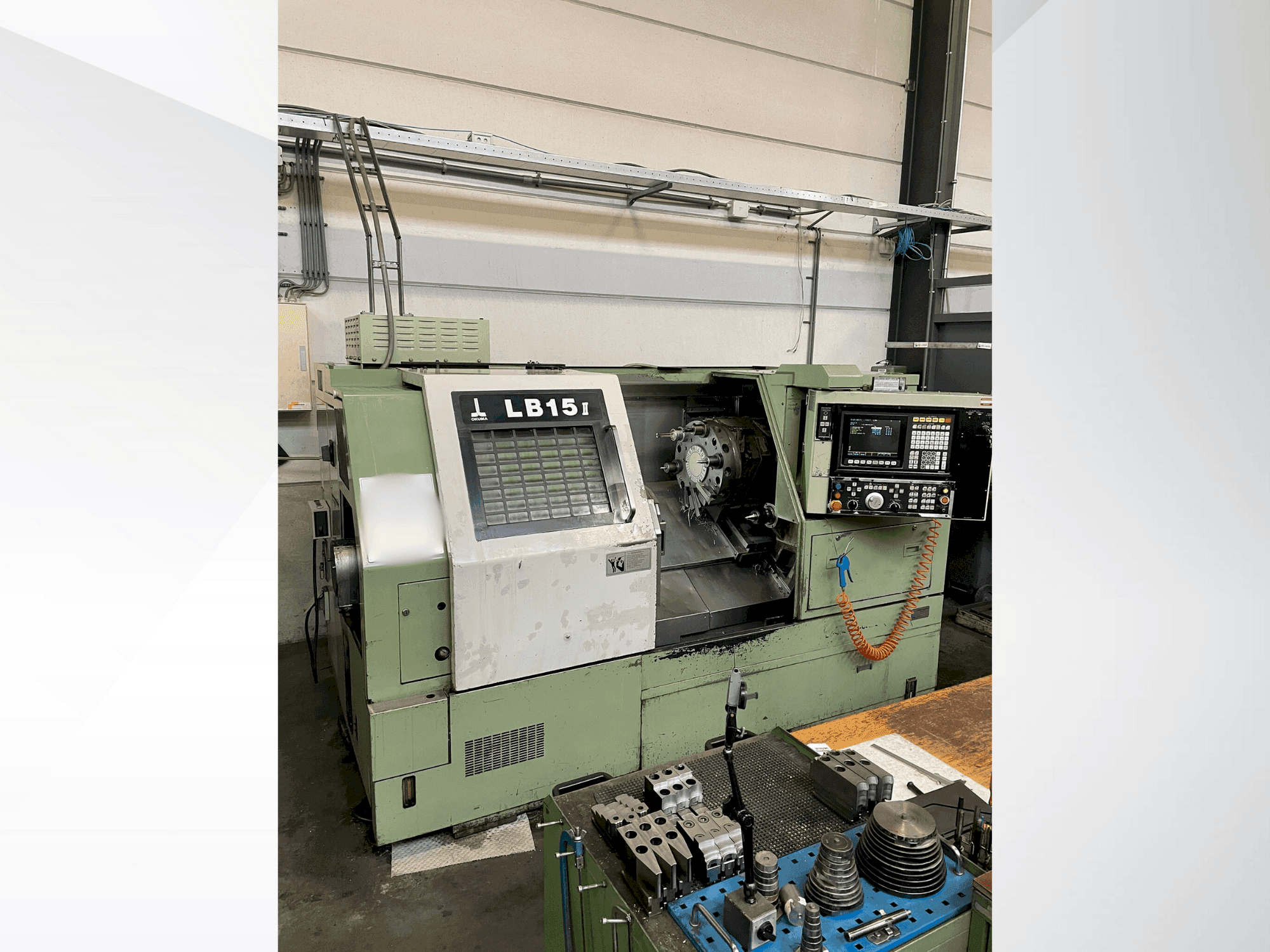 Čelní pohled na Okuma LB15II stroj