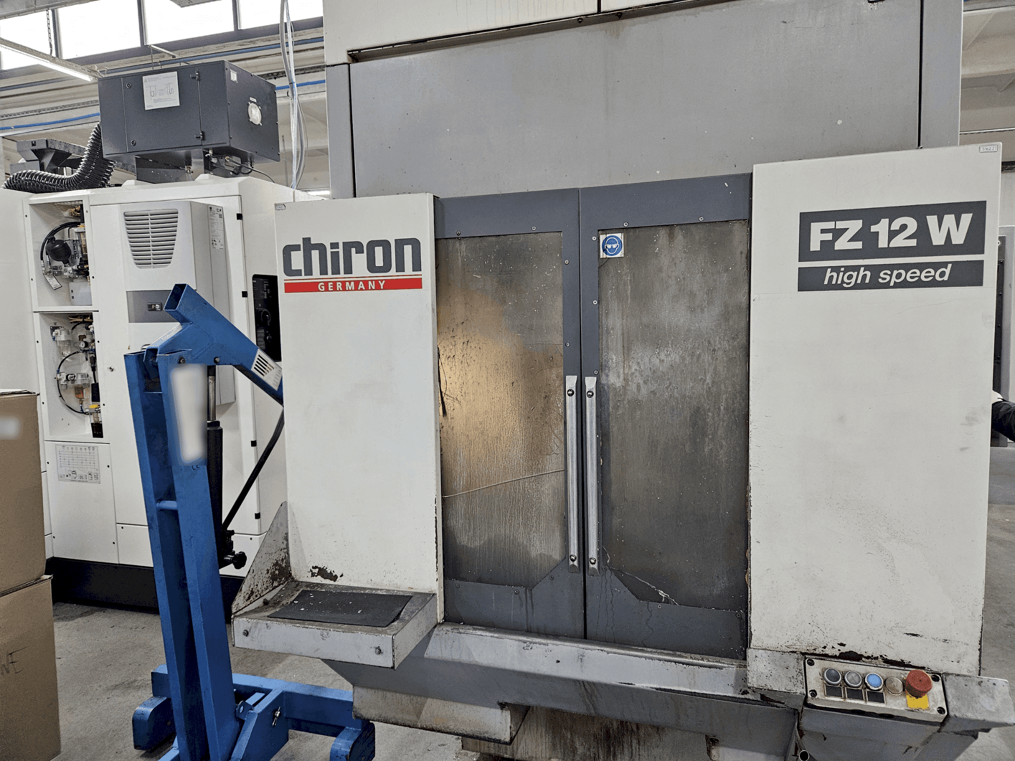 Čelní pohled na CHIRON FZ12 W stroj