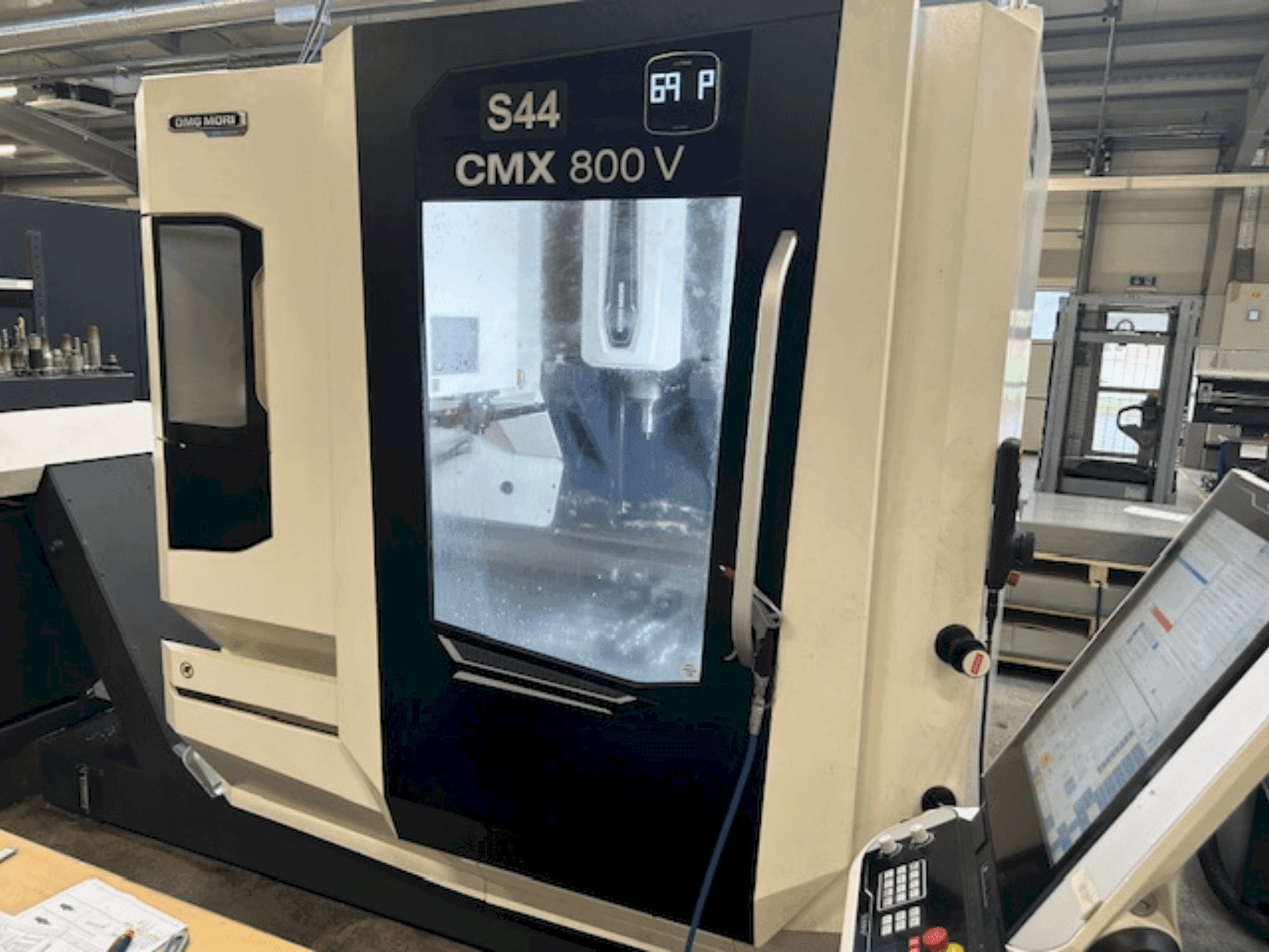 Čelní pohled na DMG MORI CMX 800 V stroj