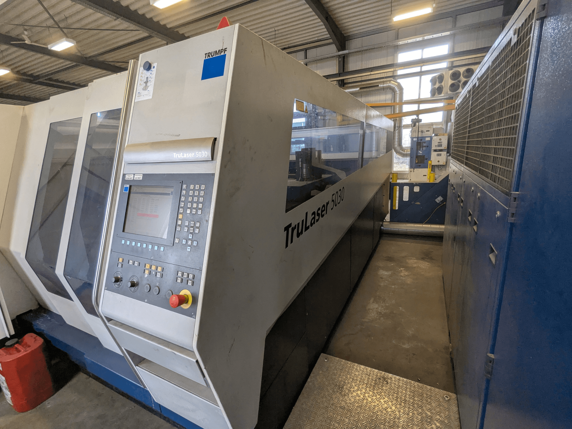 Laserový řezací stroj TRUMPF TruLaser 5030 CO2, čelní pohled na ovládací panel a elegantní design, v průmyslovém prostředí.