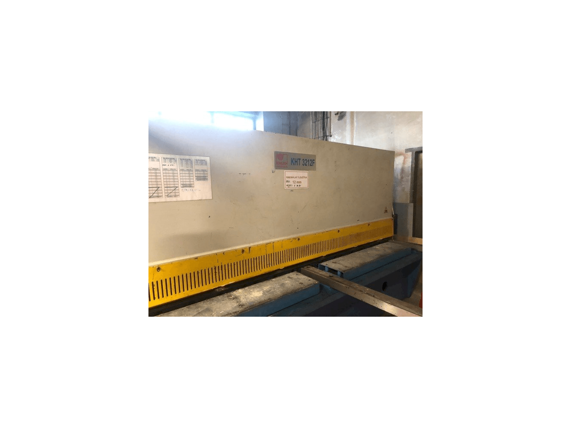 Čelní pohled na KNUTH KHT 3212 F stroj