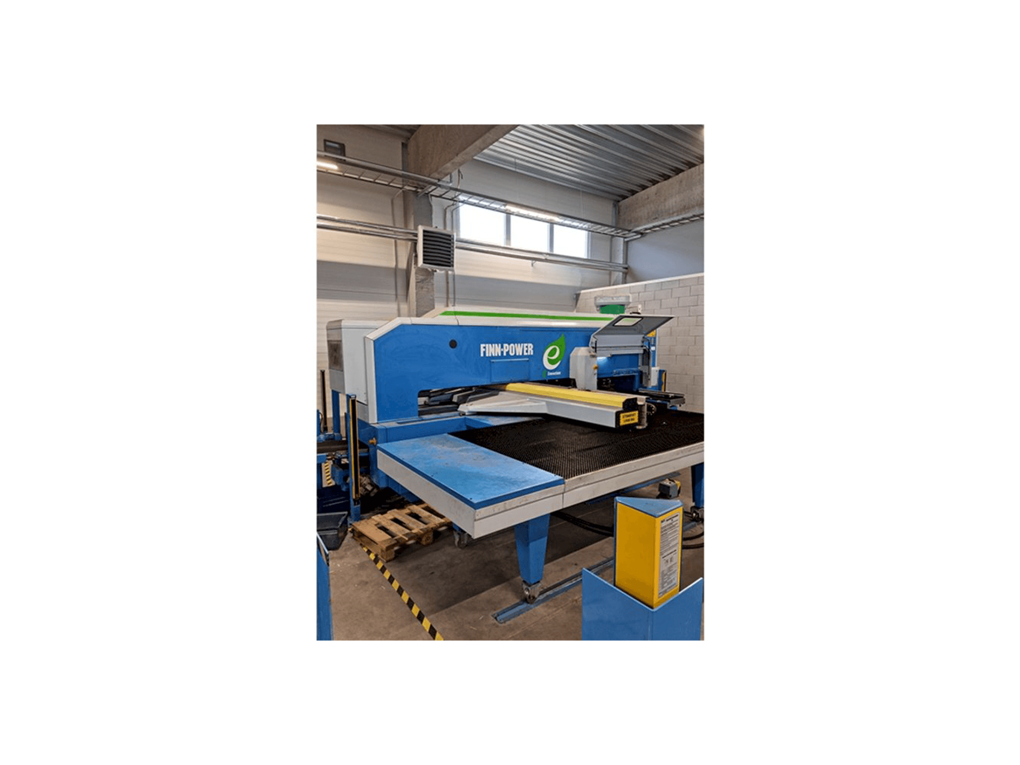 Čelní pohled na Finn-Power E5 stroj