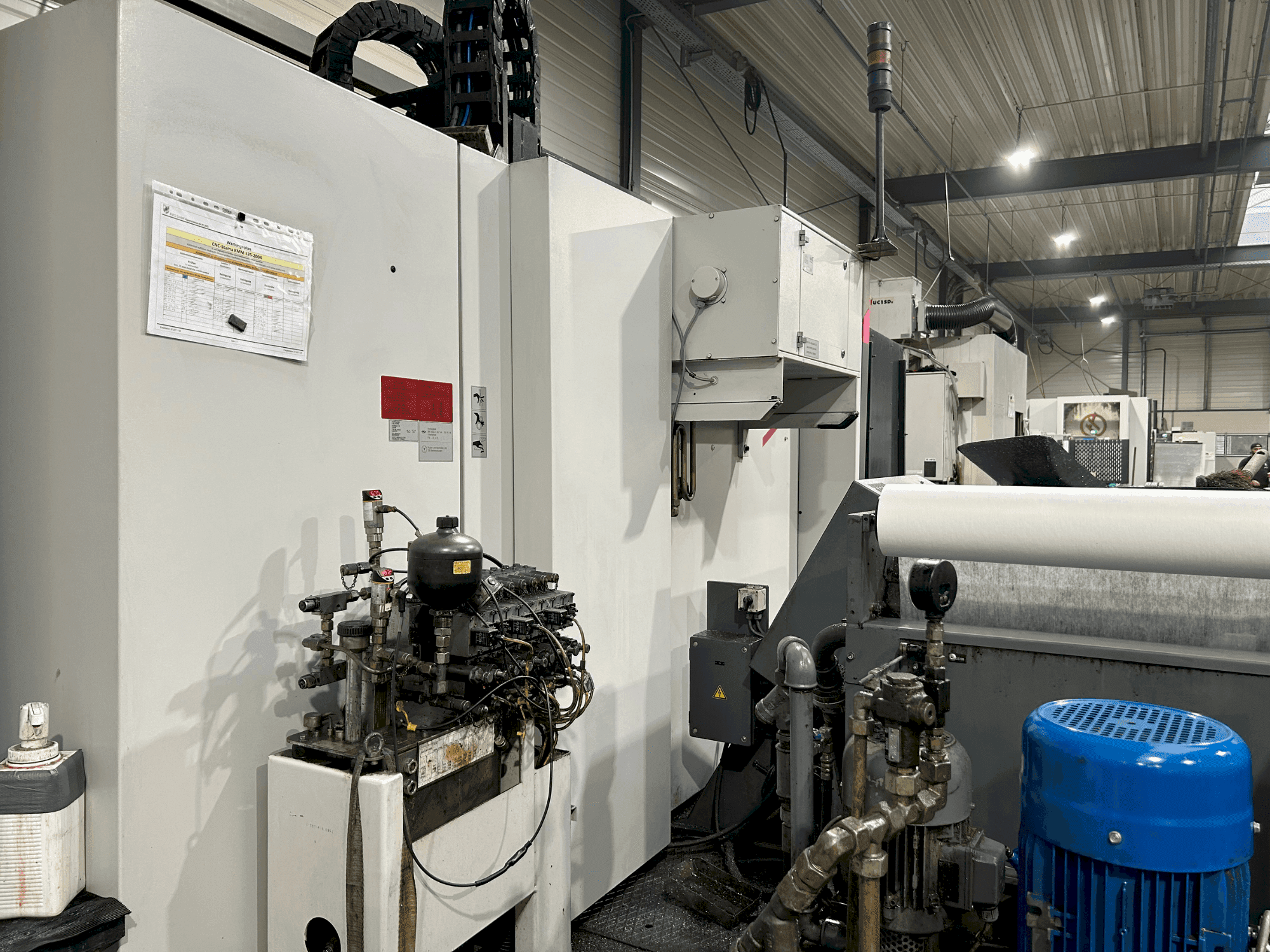 Čelní pohled na STAMA MC 326 TWIN stroj