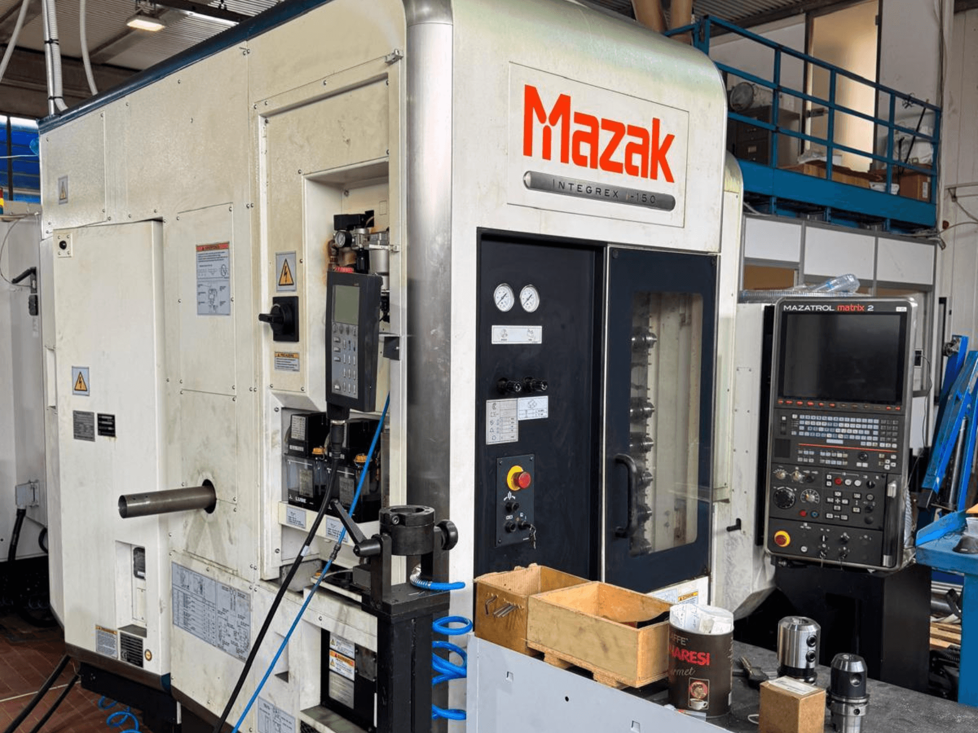 CNC stroj Mazak Integrex I-150, pohled zepředu; ovládací panel, držák nástrojů a provozní měřidla.