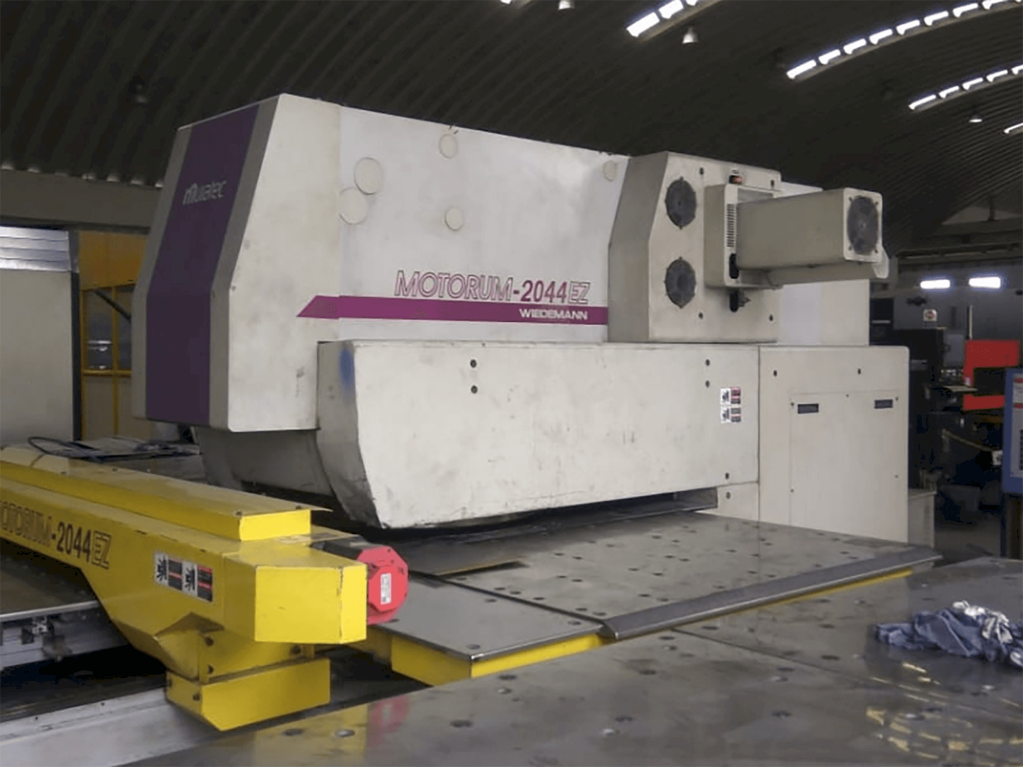 Čelní pohled na Muratec M-2044 EZ stroj