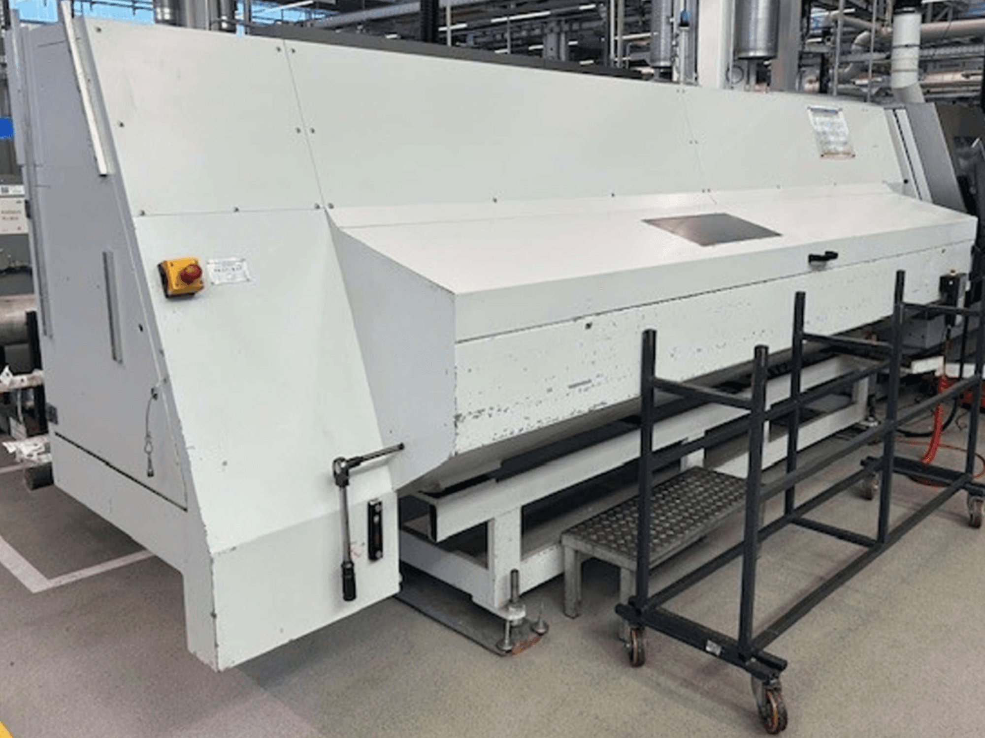 Otočné frézovací centrum Index G 200 RATIO LINE v bočním pohledu, s bílým tělem a bezpečnostními ovládacími prvky pro obsluhu.