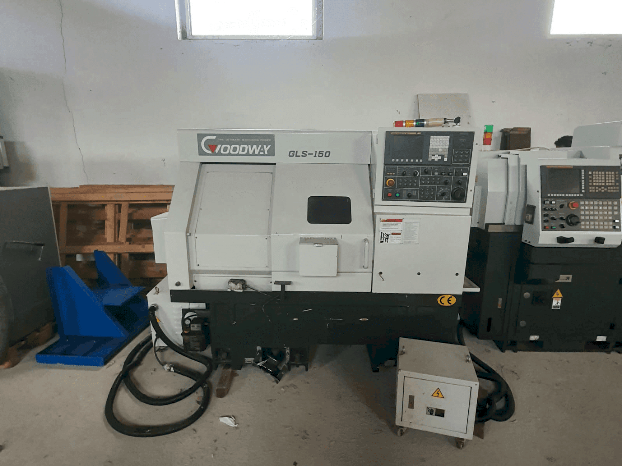 Čelní pohled na Goodway GLS-150 M stroj