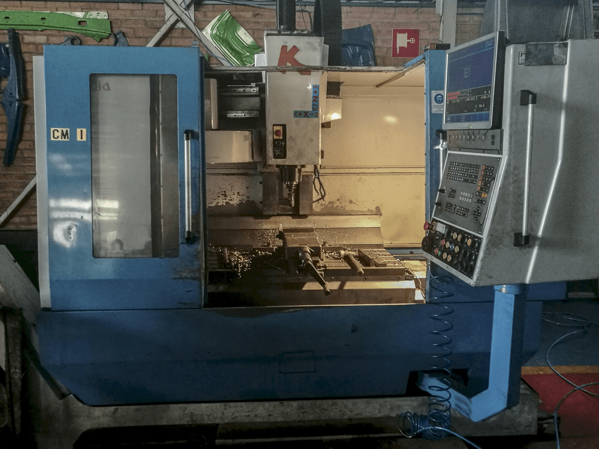 Čelní pohled na KONDIA B-1050 stroj