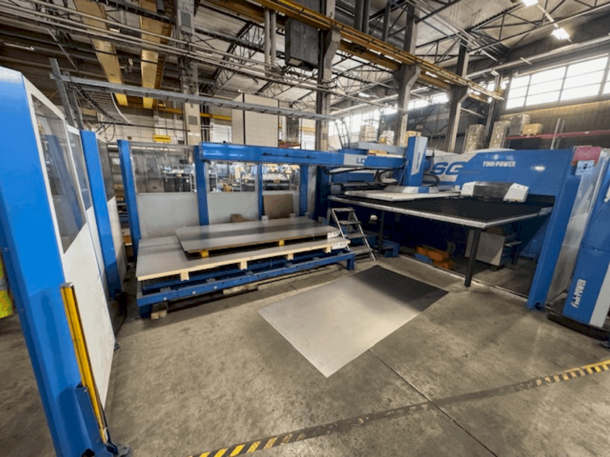 Čelní pohled na Finn-Power SG-6 stroj