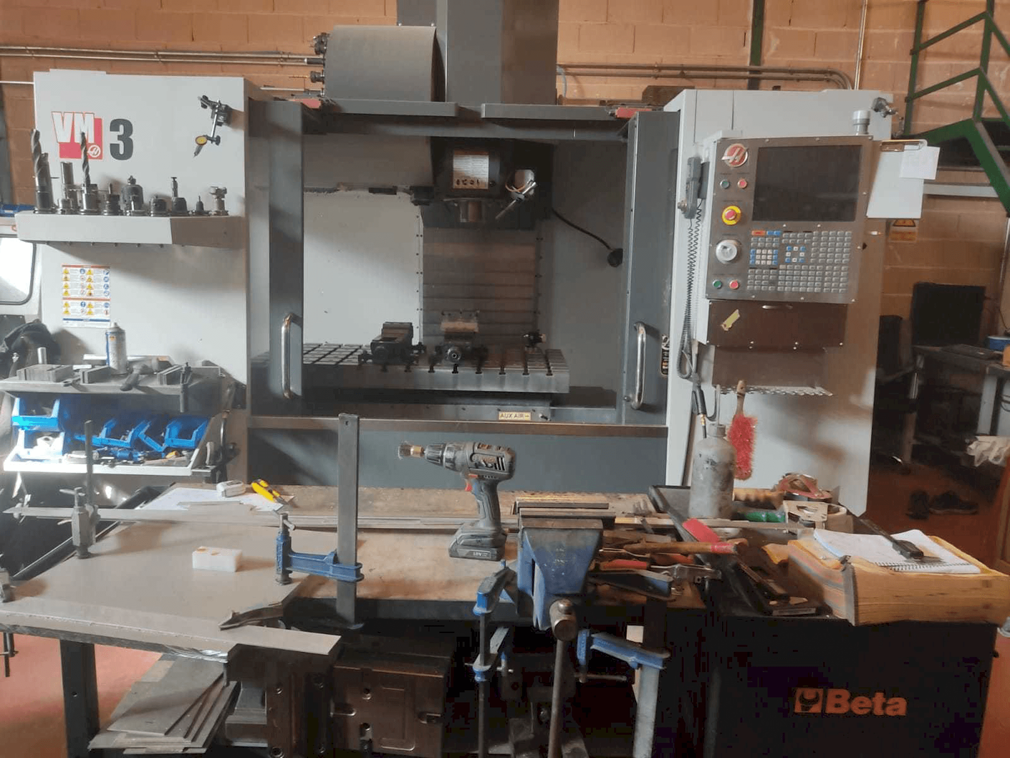 Čelní pohled na HAAS VM-3 stroj