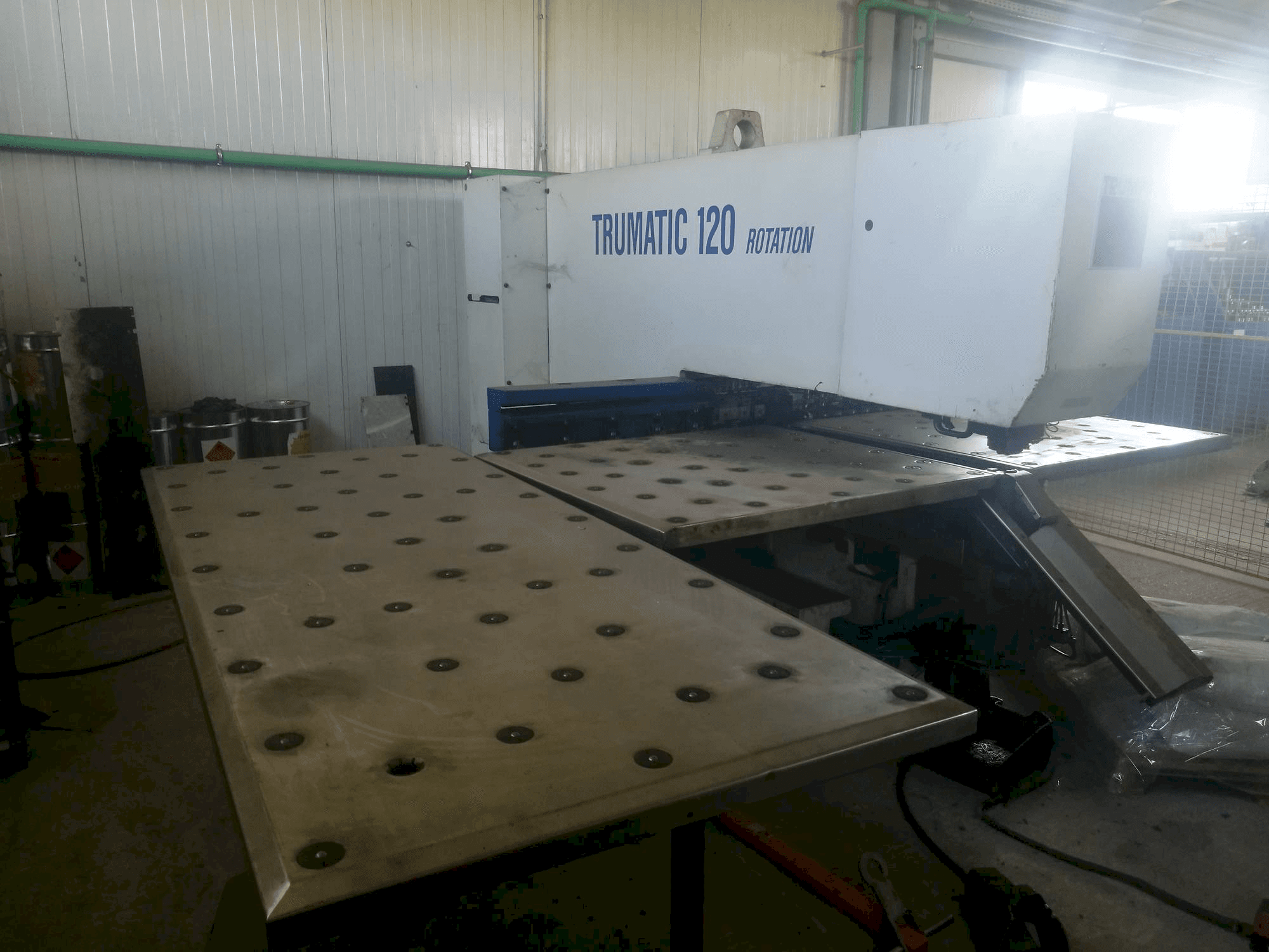 Čelní pohled na Trumpf Trumatic 120R stroj