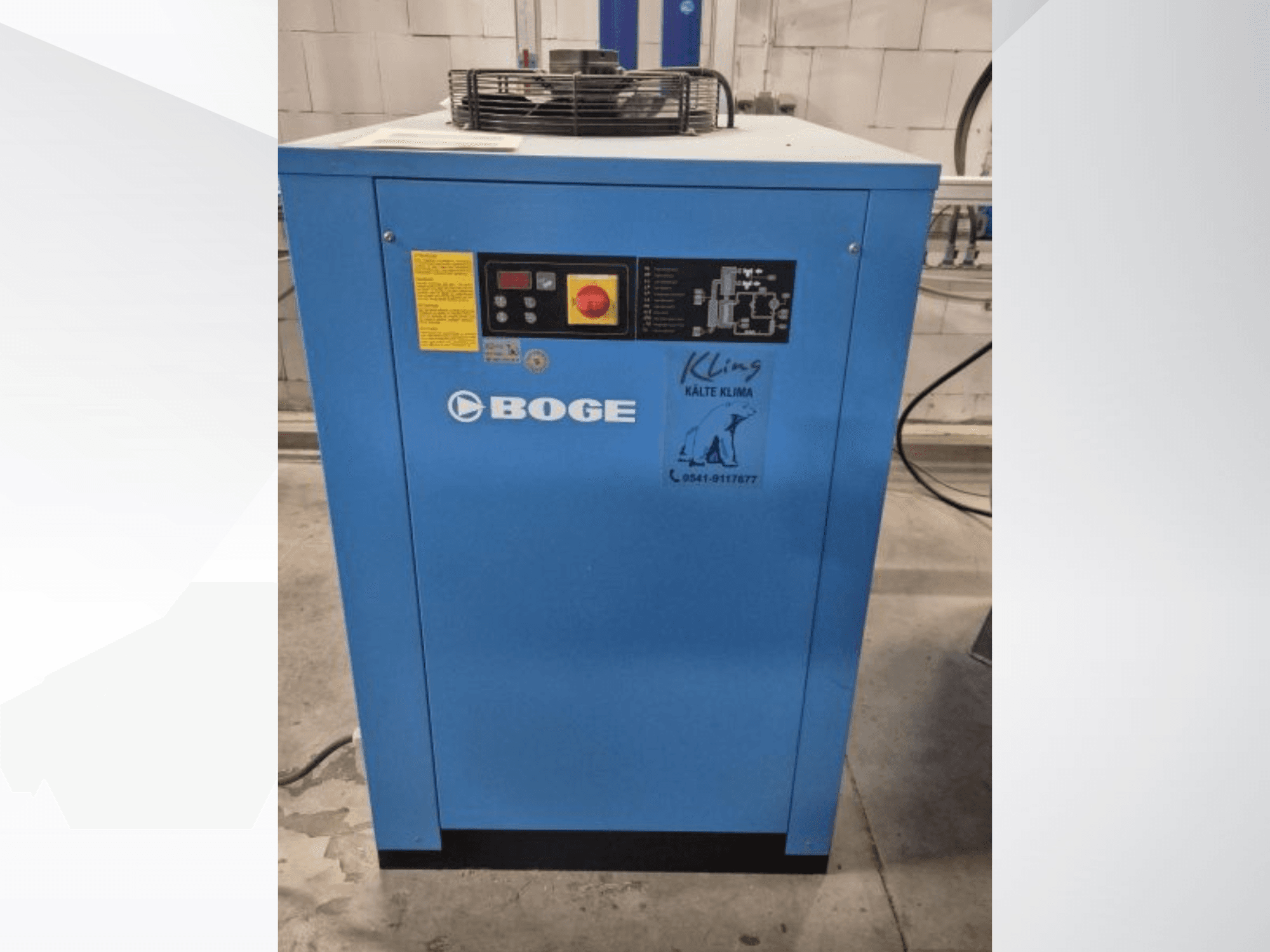 Pohled zepředu na modrou průmyslovou chladicí jednotku BOGE S 111-4 s ovládacím panelem a výstražnými štítky.