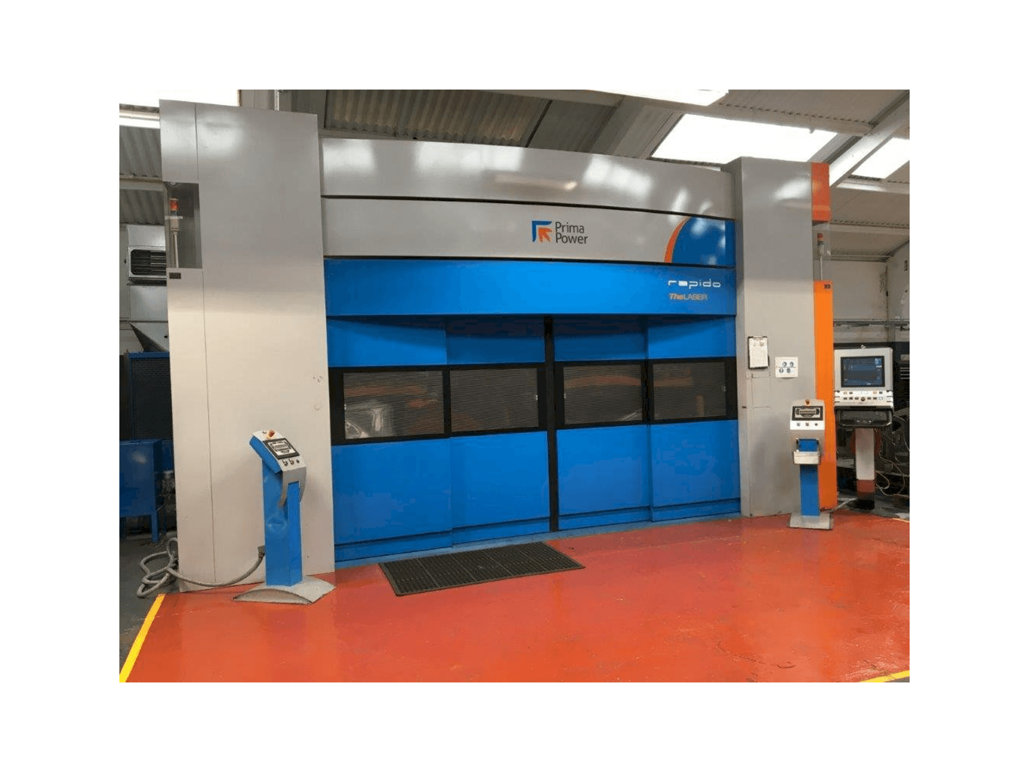 Čelní pohled na Prima Power RAPIDO CP 4000 stroj