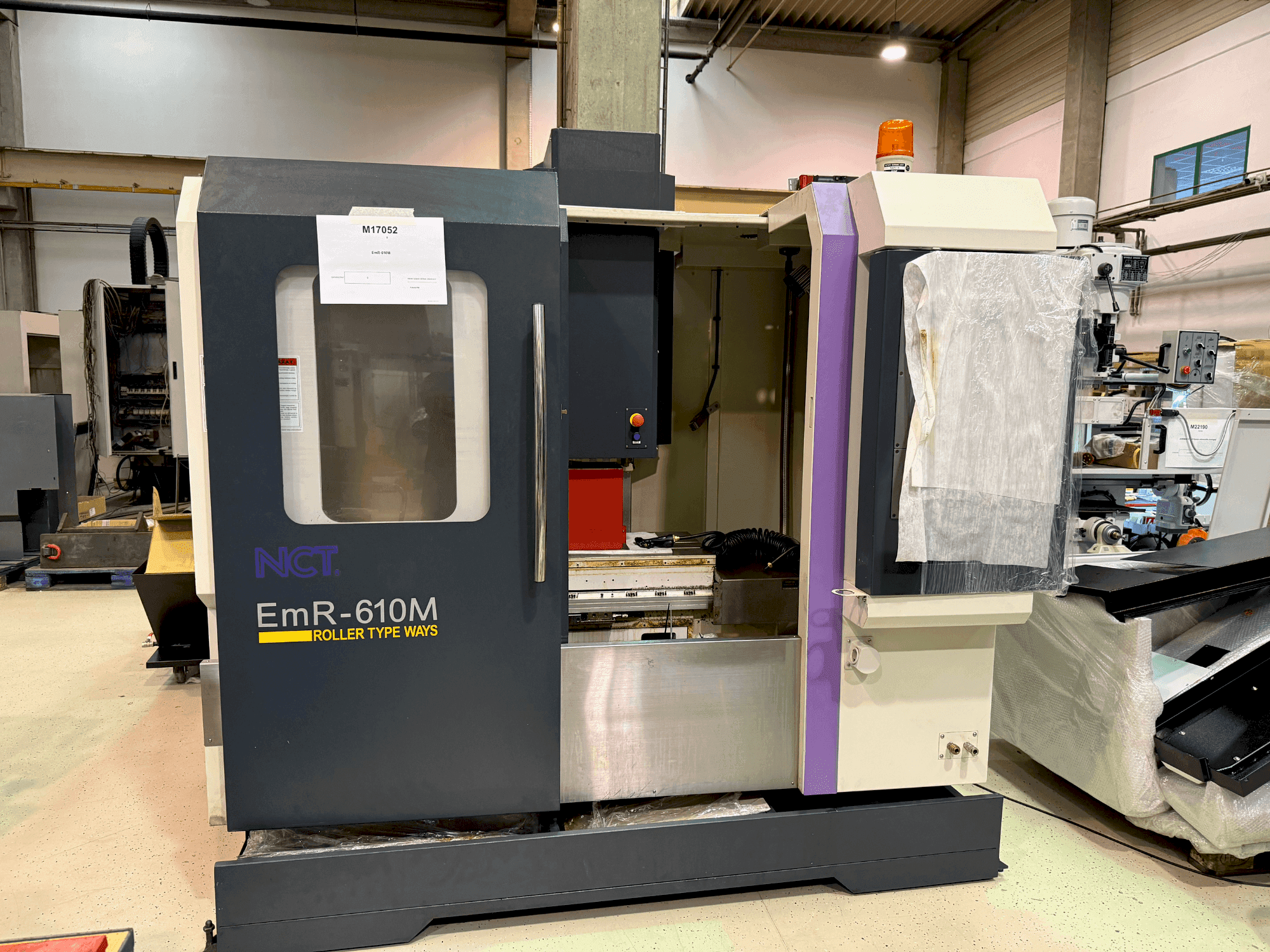 Čelní pohled na NCT EmR-610M stroj