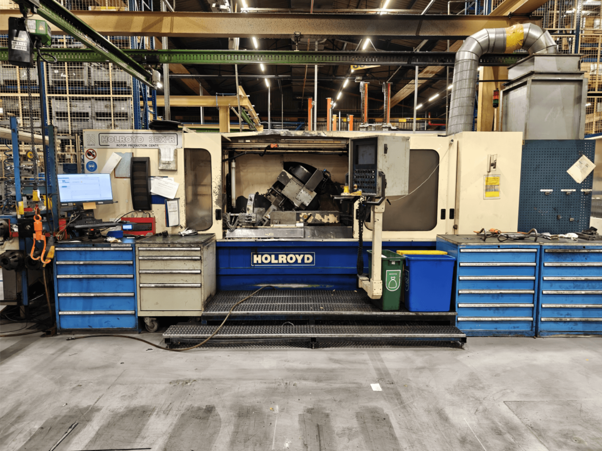 Obráběcí stroj Holroyd 3EX-R v dílně, pohled zepředu, zobrazující ovládací panel, úložný prostor pro nástroje a pracovní prostor uvnitř.