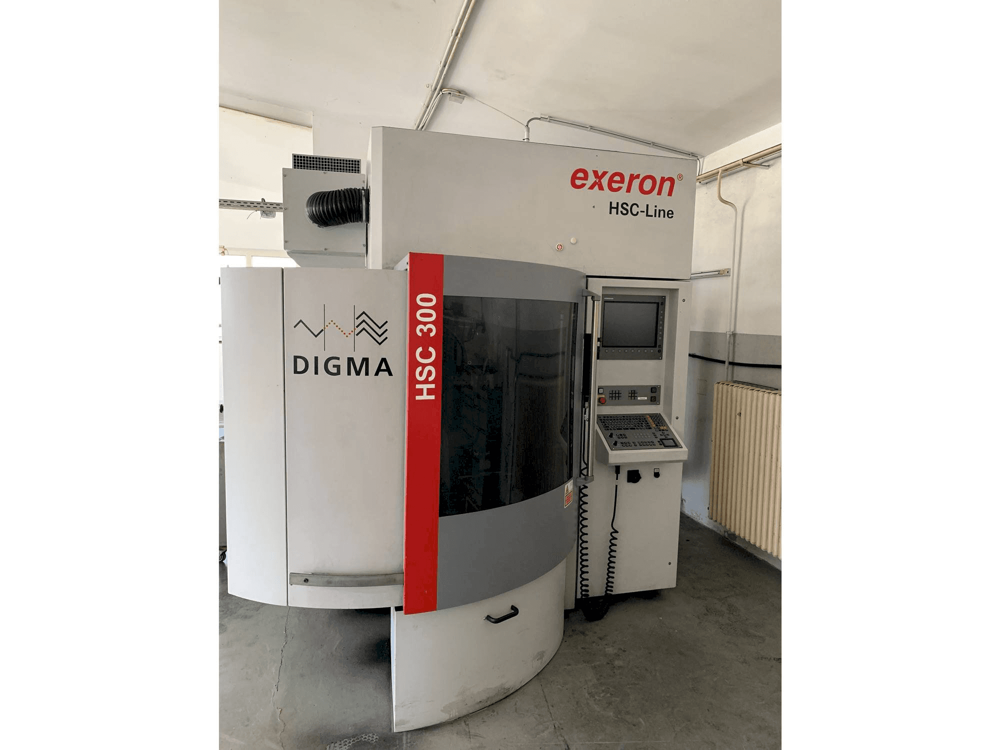 Čelní pohled na Exeron HSC 300P stroj