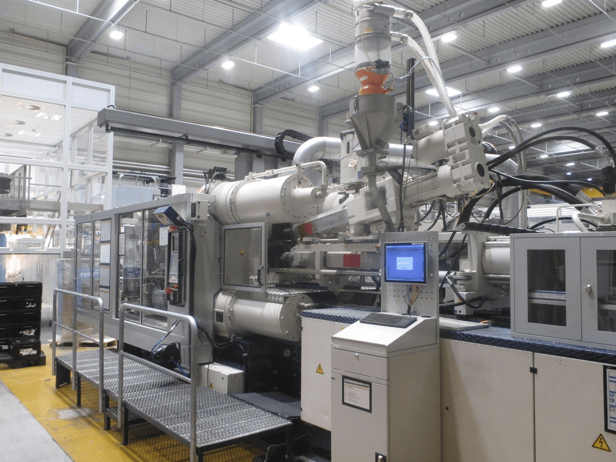 Čelní pohled na Krauss Maffei 575-1900-520-C2 stroj