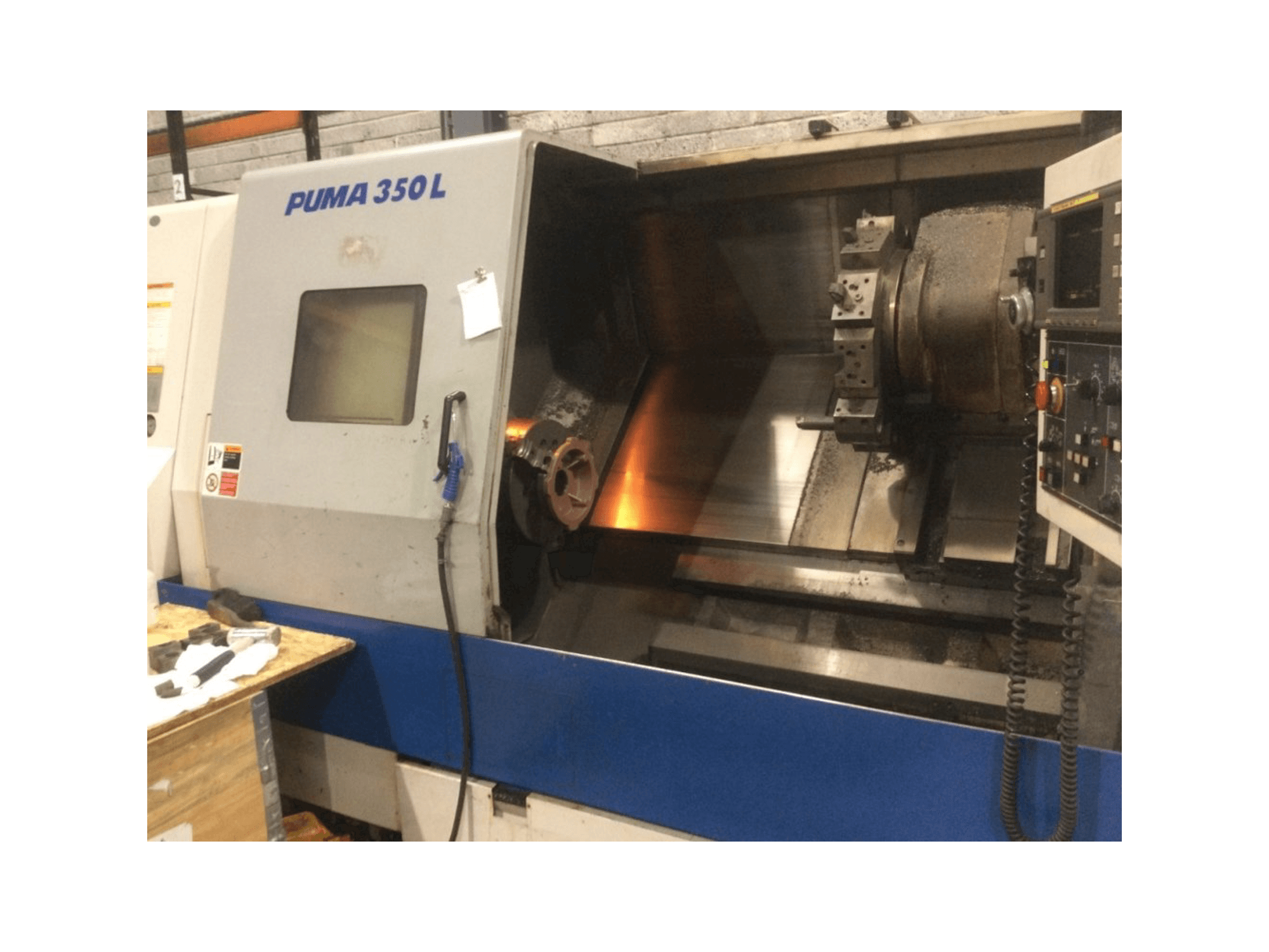 Čelní pohled na DAEWOO Puma 350LB stroj