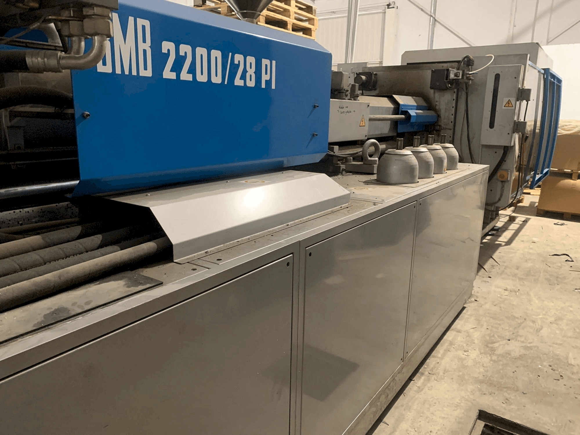 Čelní pohled na BMB KW28PI-2200 stroj