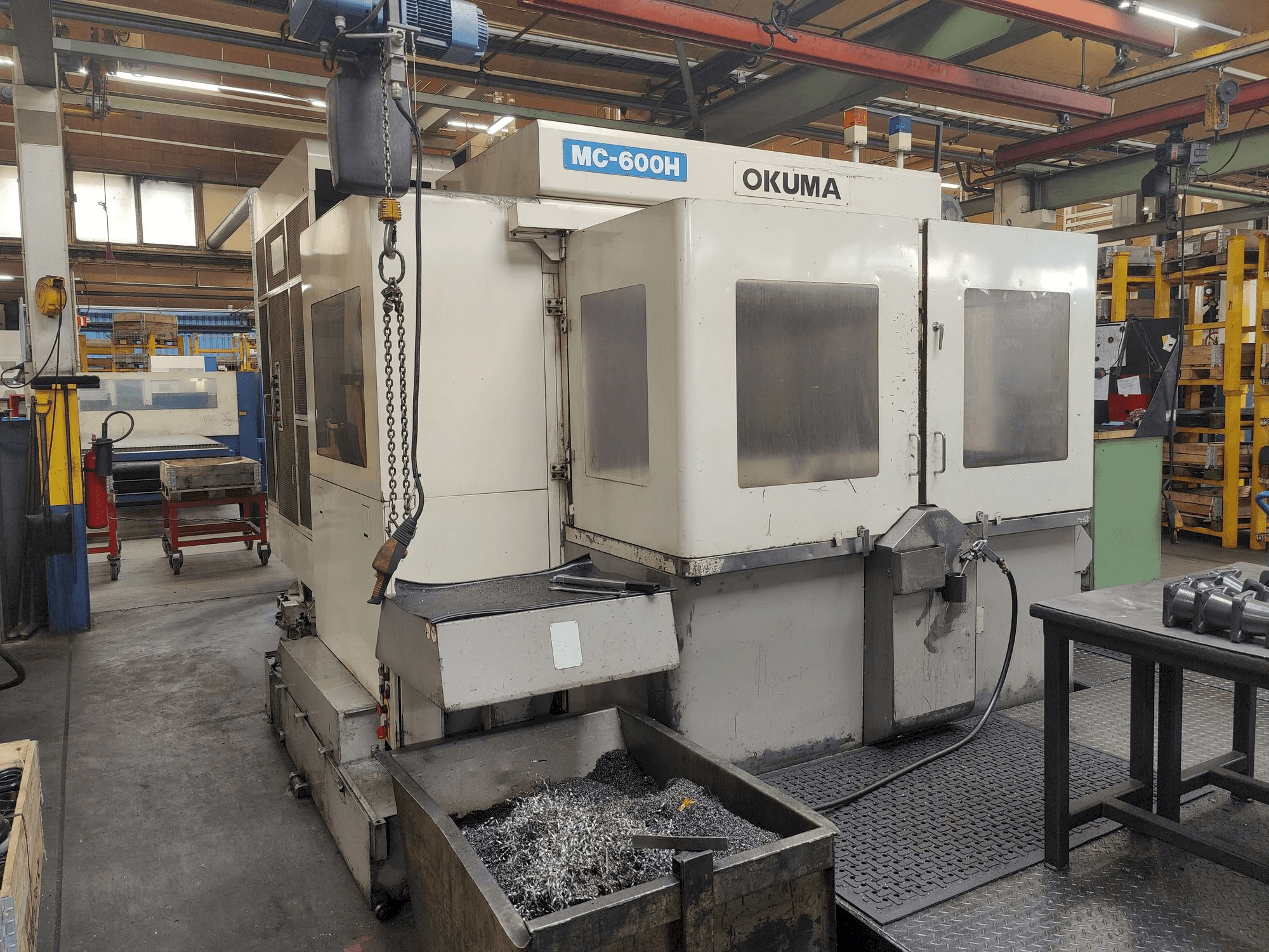 Čelní pohled na Okuma MC-600 H stroj
