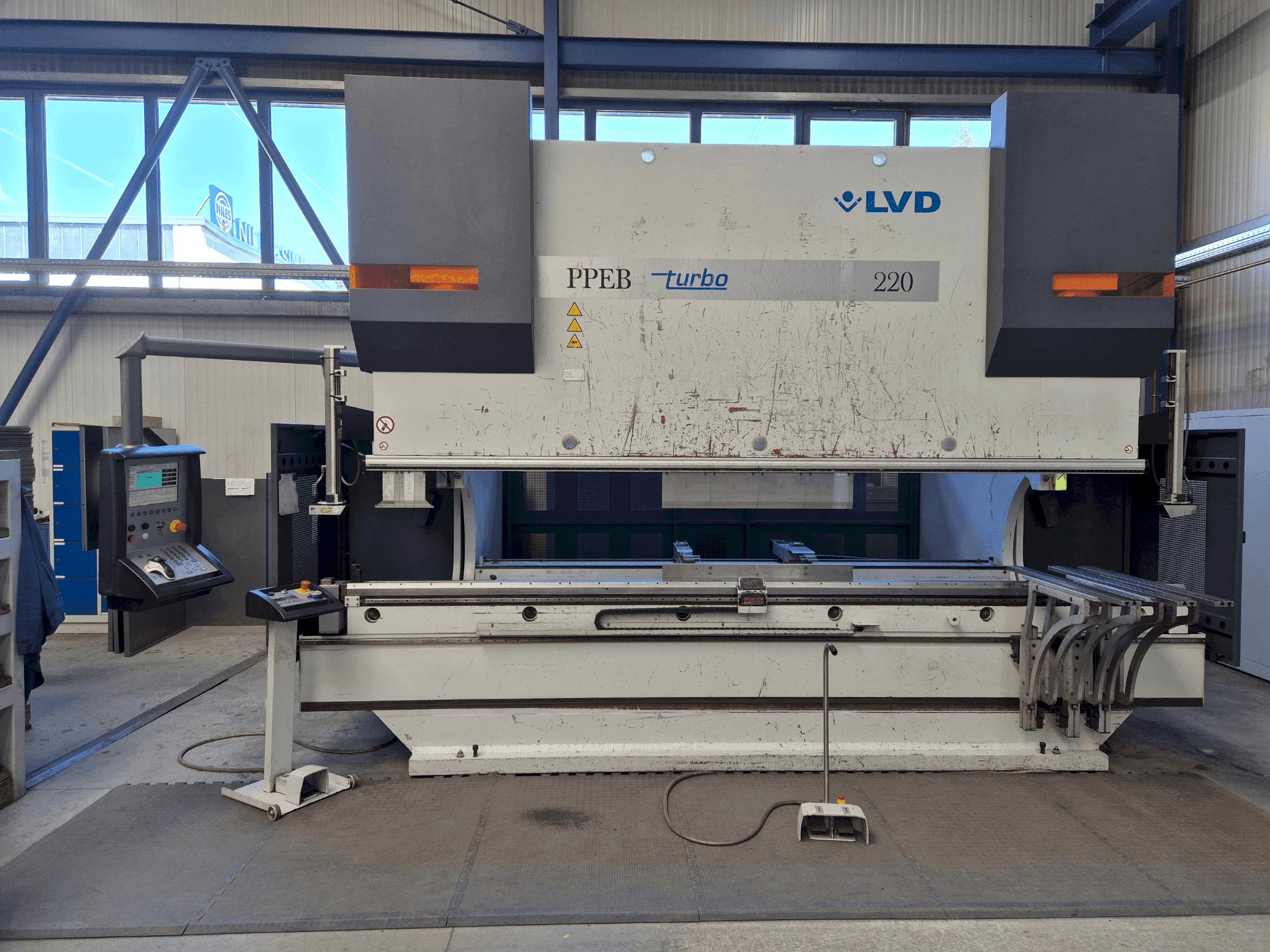 Čelní pohled na LVD PPEB 220/40 stroj