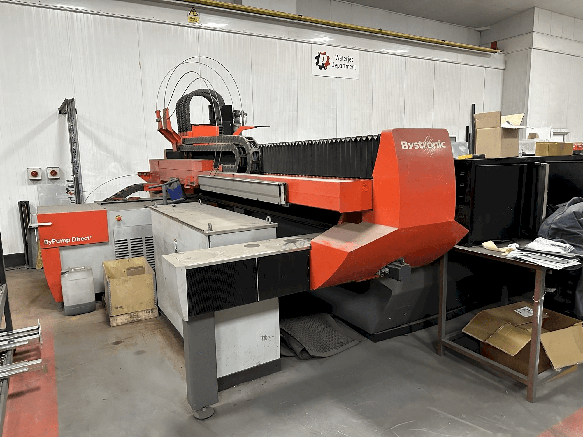 Čelní pohled na Bystronic Byjet Flex 6030 Waterjet stroj