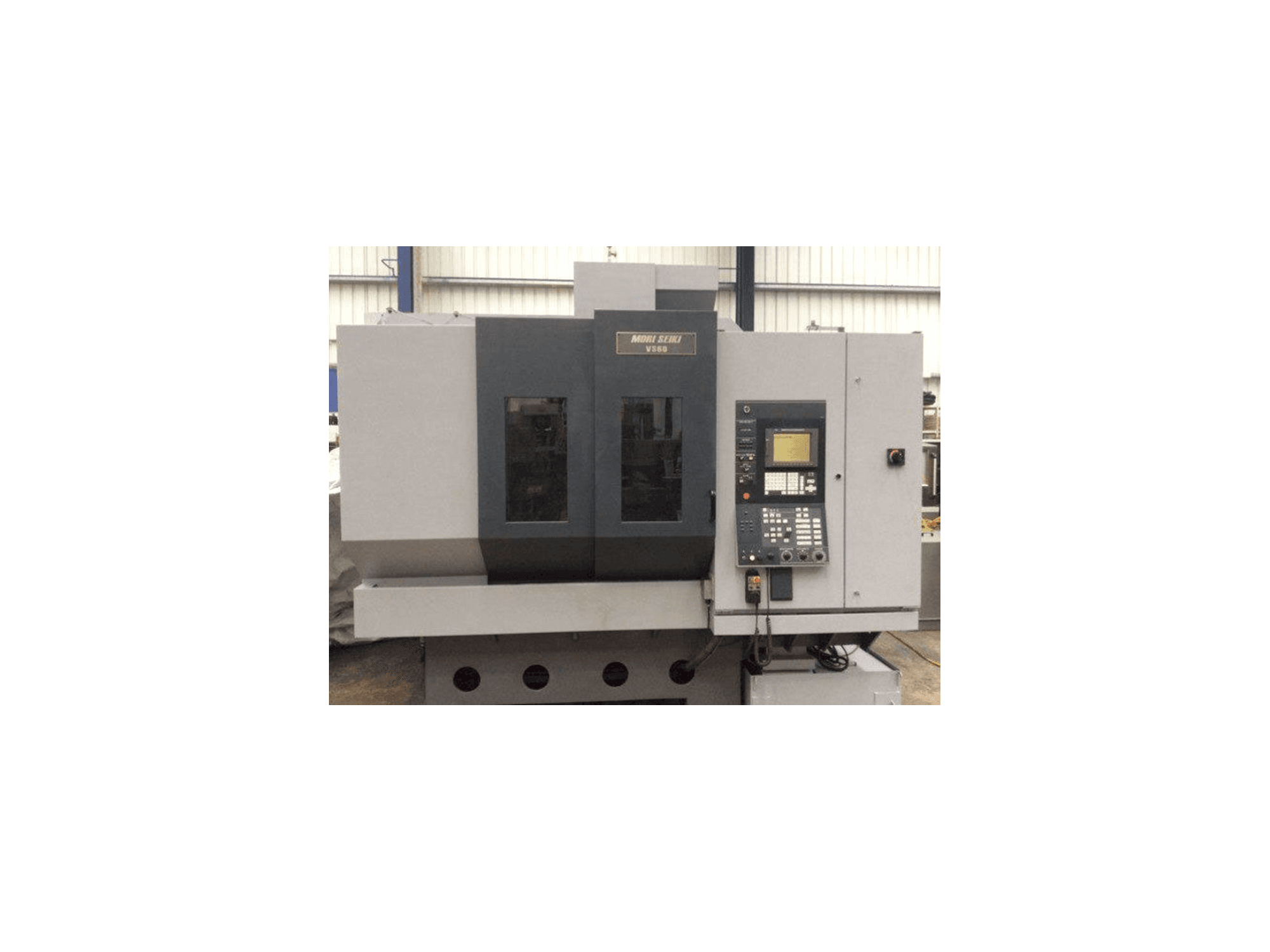Čelní pohled na MORI SEIKI VS 60 stroj