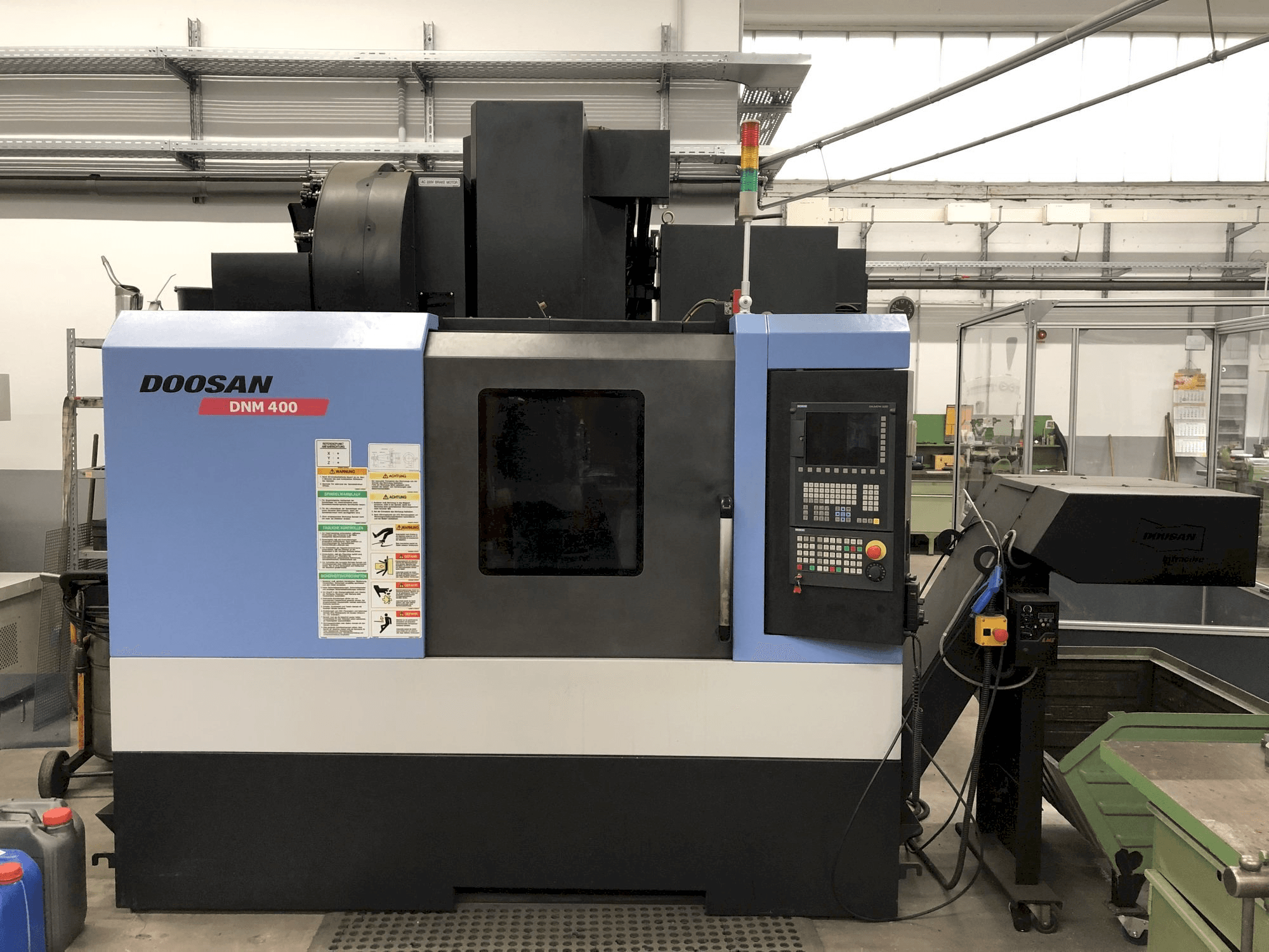 Čelní pohled na Doosan DNM 400 stroj