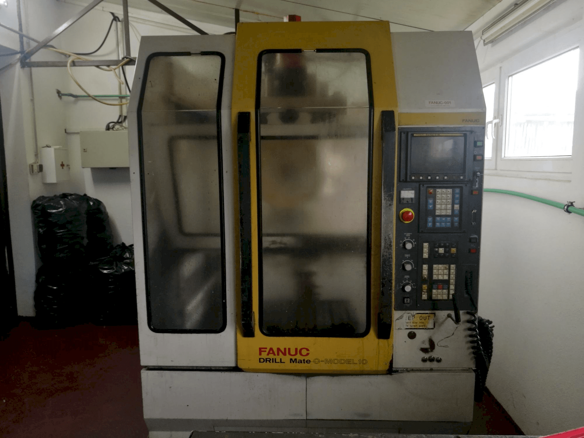 Čelní pohled na FANUC DRILL MATE C-MODEL 10 stroj