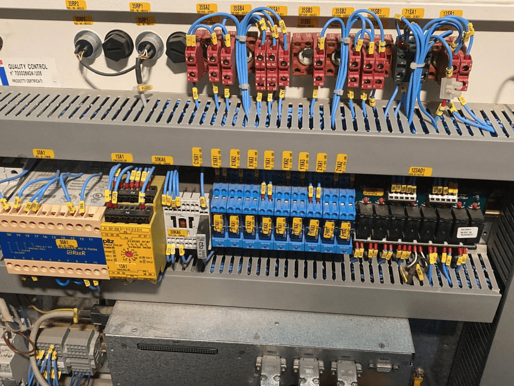 CNC centrum pro obrábění dřeva SCM PRATIX 48 NST, ovládací panel se značenou kabeláží a různými relé, pohled zepředu.