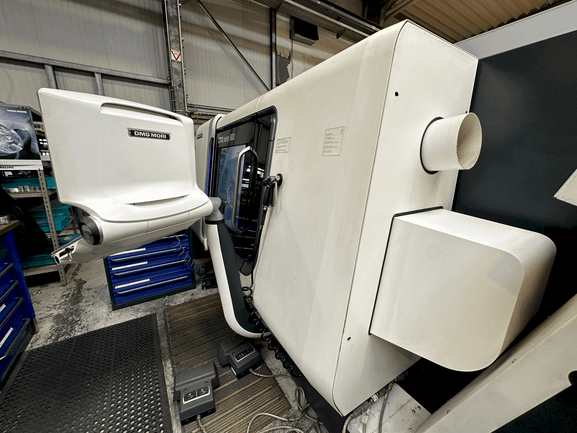 Čelní pohled na DMG MORI CTX beta 800 stroj