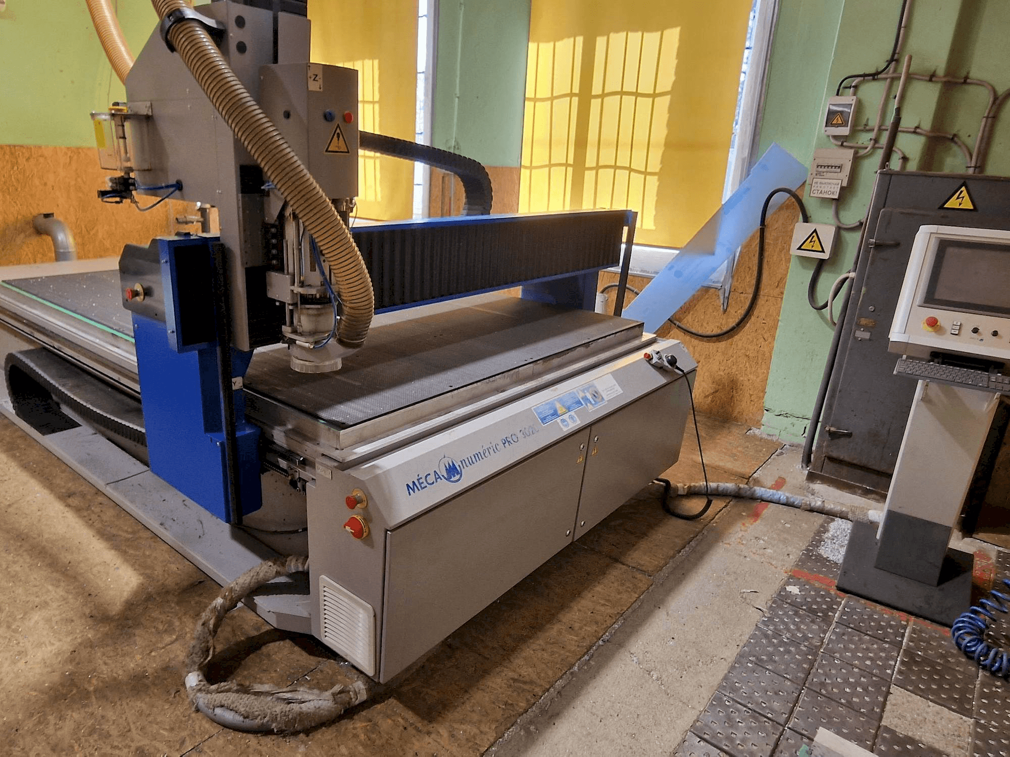 Čelní pohled na MECANUMERIC MECAPRO 3020 stroj