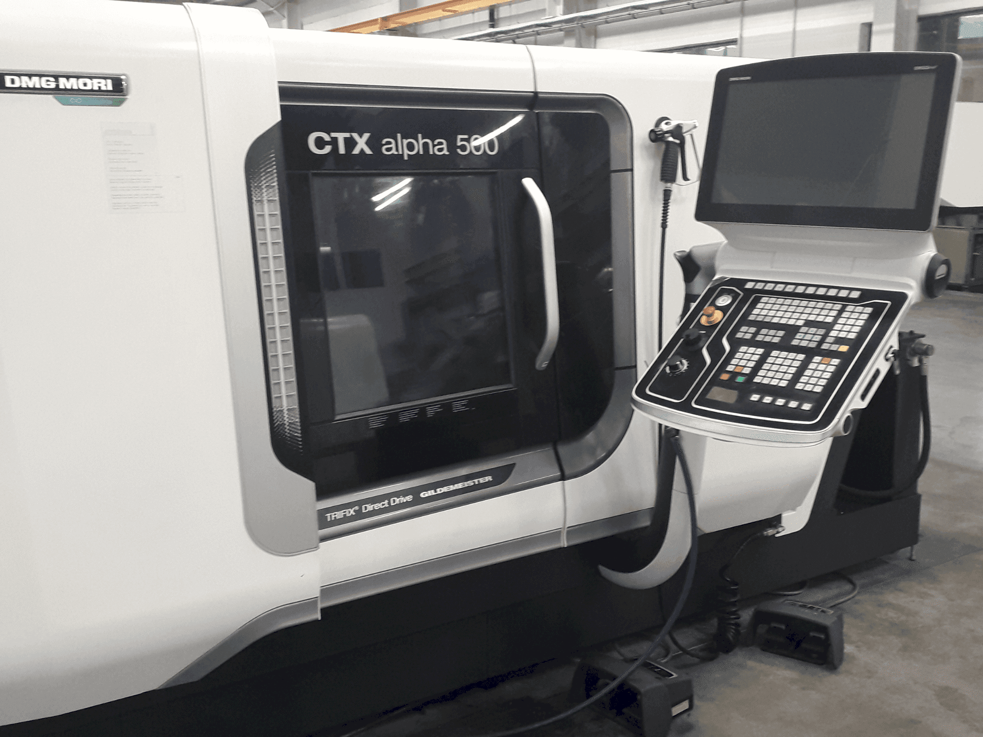Čelní pohled na DMG MORI CTX Alpha 500 V6 stroj