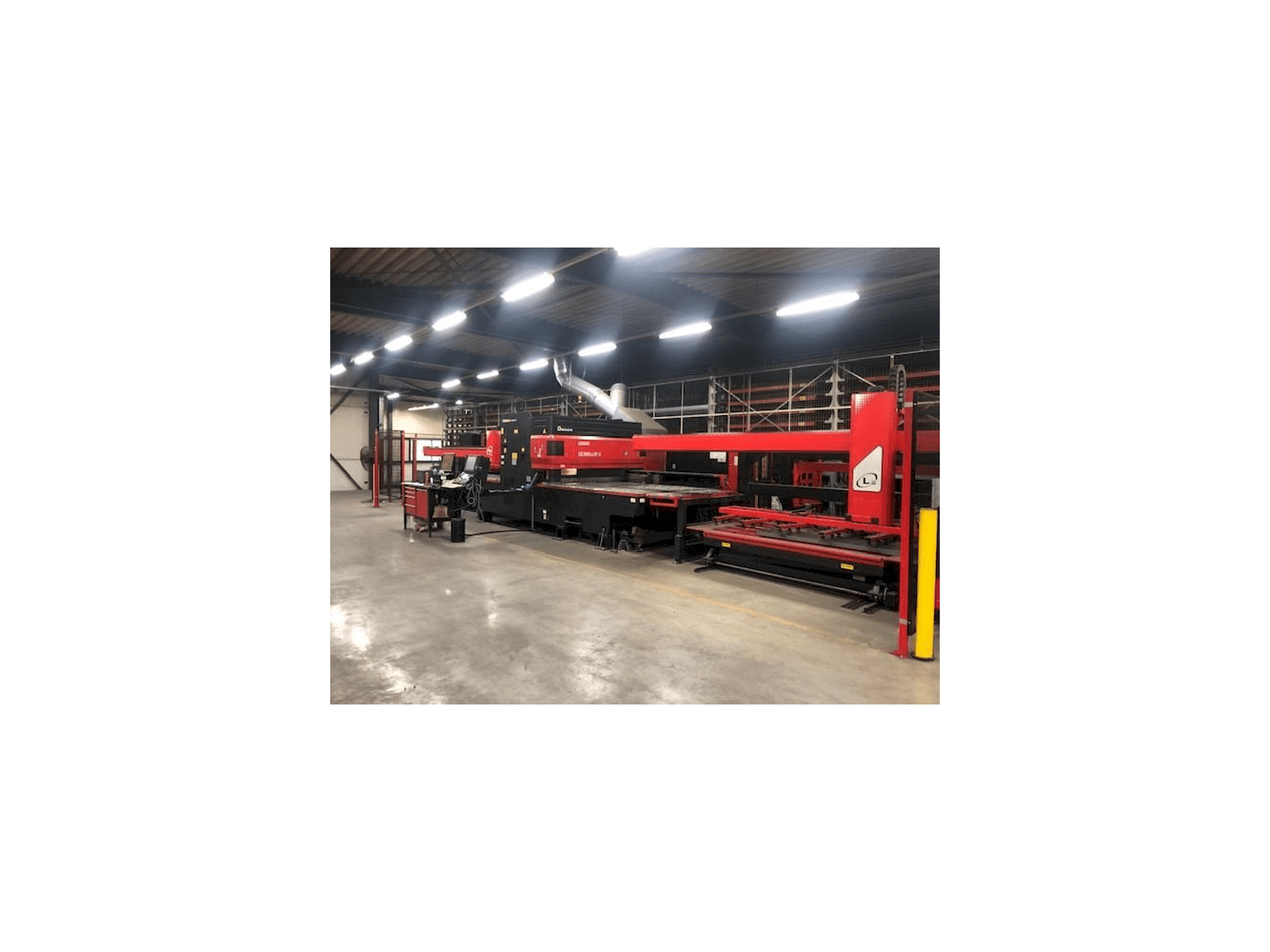 Čelní pohled na AMADA LC 2415 Alpha IV NT stroj