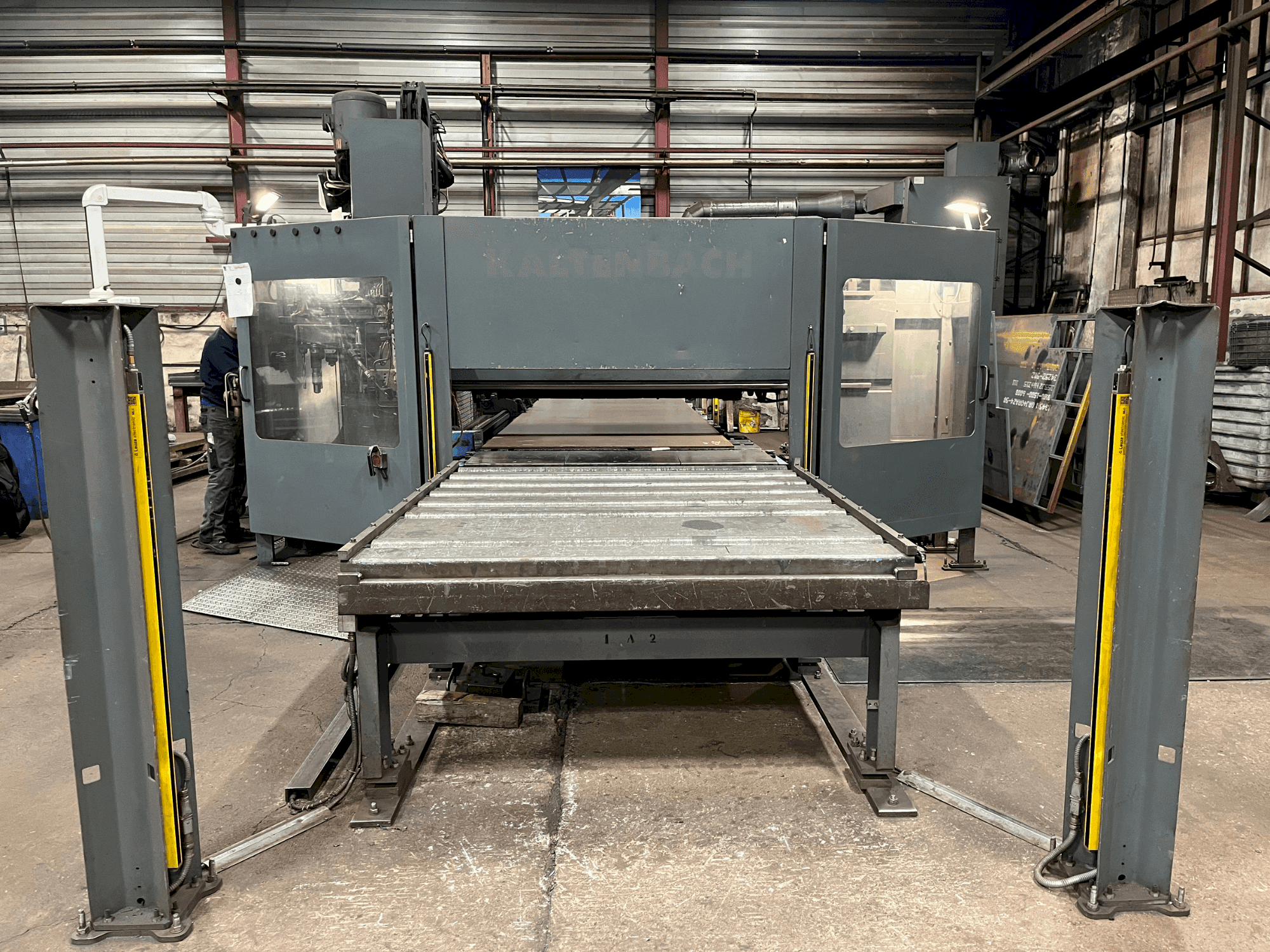 Čelní pohled na KALTENBACH KF 1606 stroj