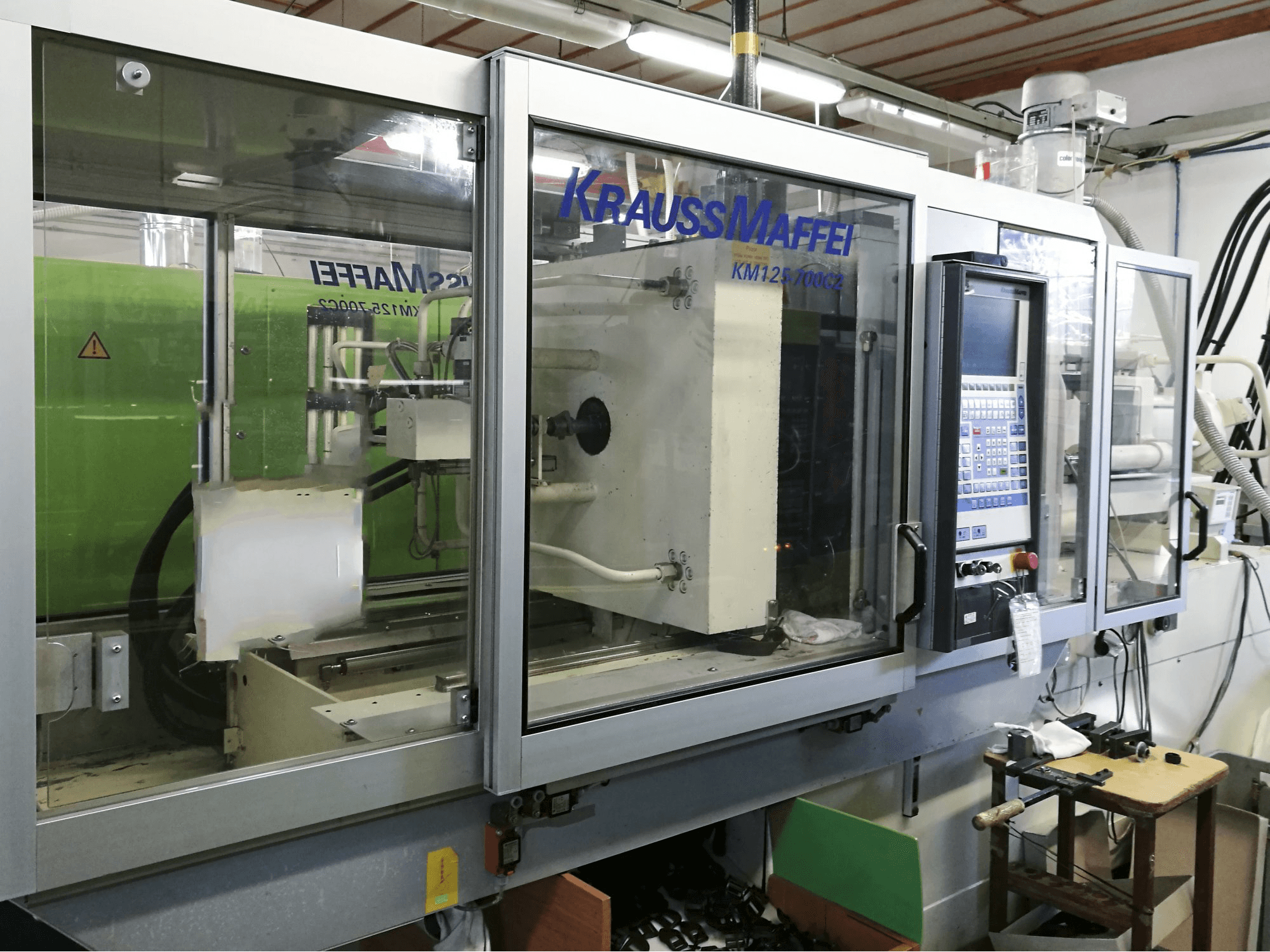 Levý pohled na Krauss Maffei 125-700 C2 stroj