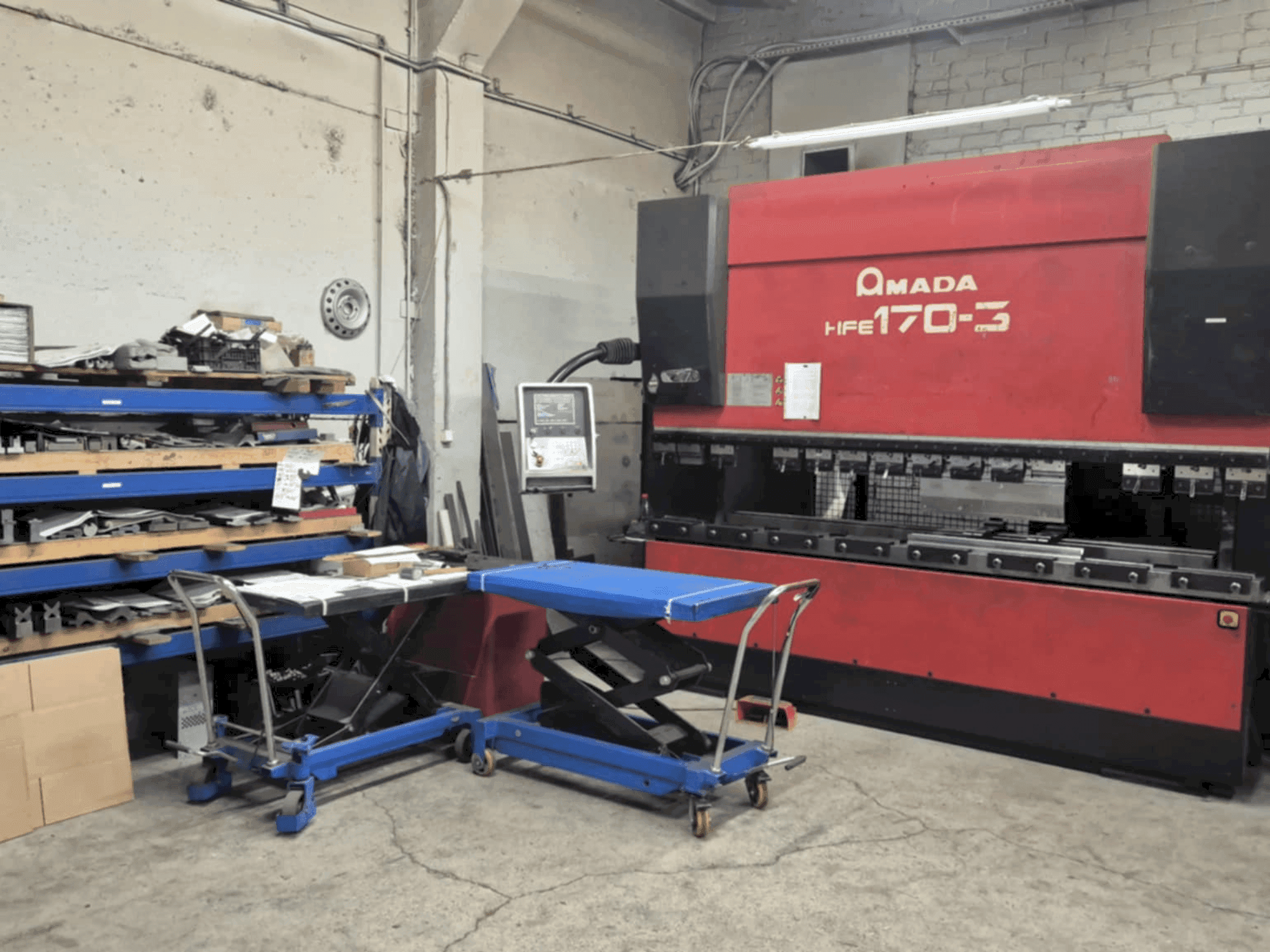 Čelní pohled na AMADA HFE 170-3 stroj
