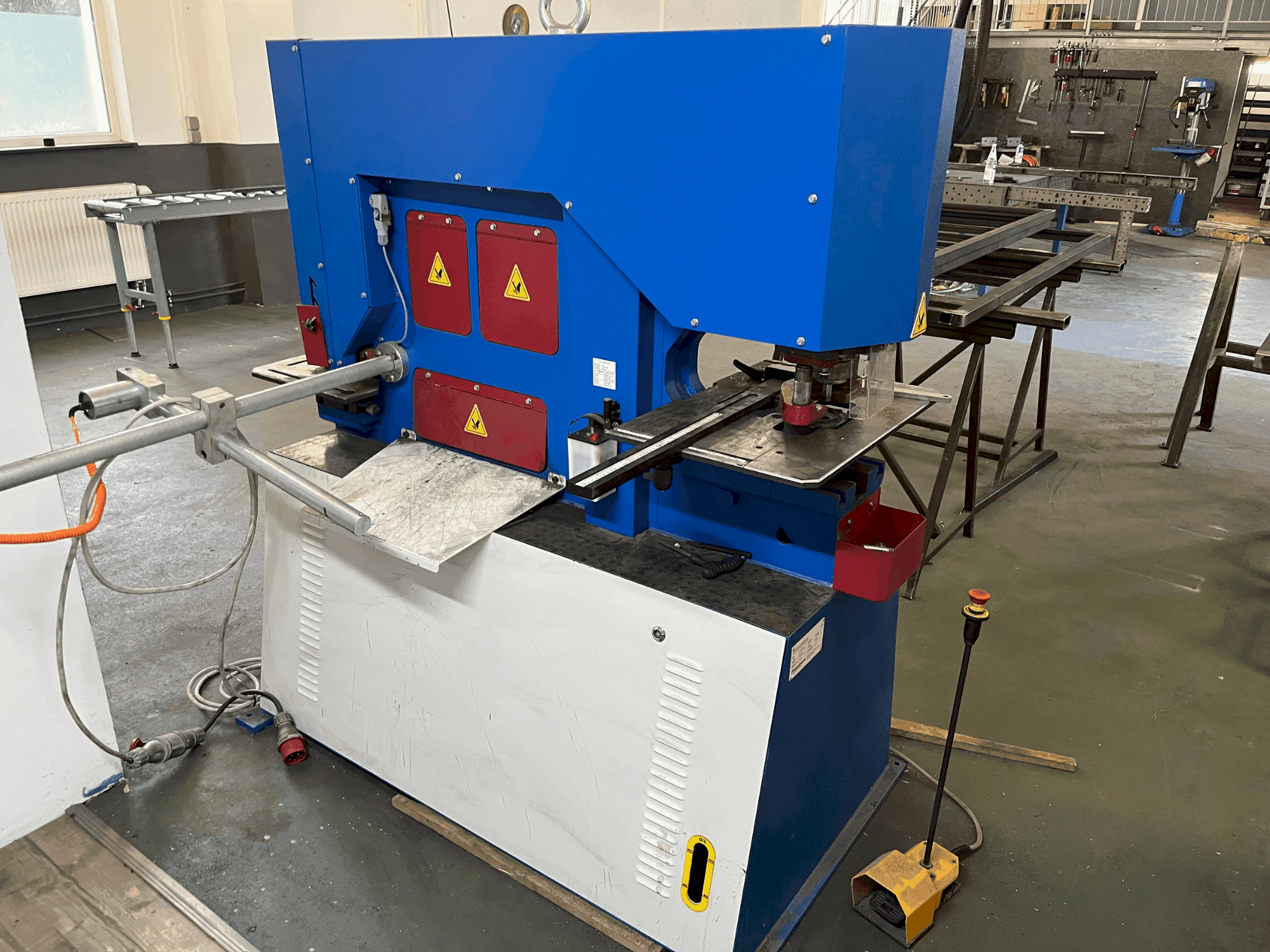 Čelní pohled na Metallkraft HPS 65 DS stroj